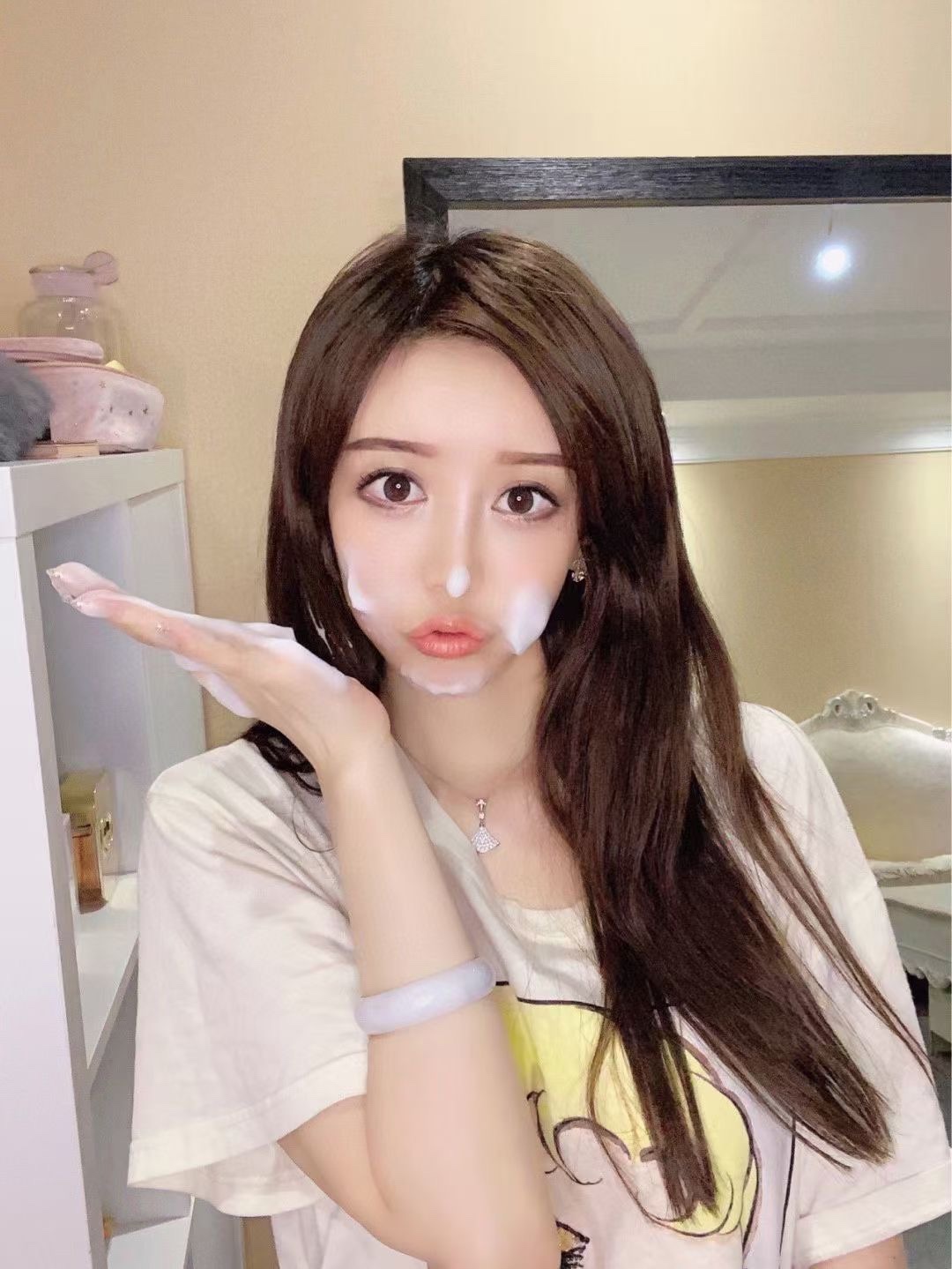 宝格丽 𝐅𝐮𝐥𝐥 𝐝𝐫𝐢𝐥𝐥
满钻金色/满钻银色

直接被顾佳安利专柜断货买不到
貌似国内刚刚调过价了 现在¥74500
Diva的碎钻呈扇形平铺在一起有一种波光粼粼的美感 灯光下五彩斑斓的火彩很美 
超级值得入手