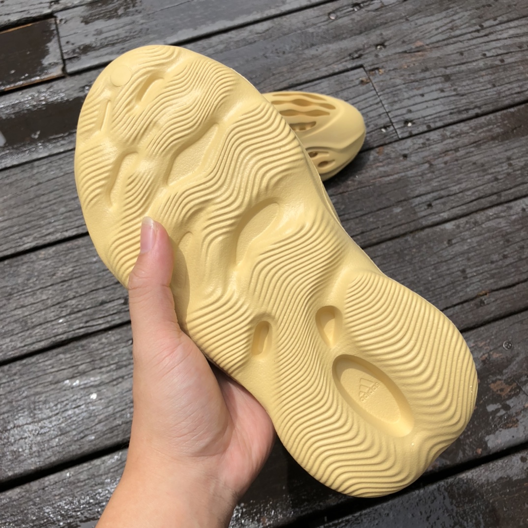 Two sizes too small adidas originals Yeezy Foam Runner ”DesertSand” trendy sports sandals for men and women with the same sandy yellow desert GV6843