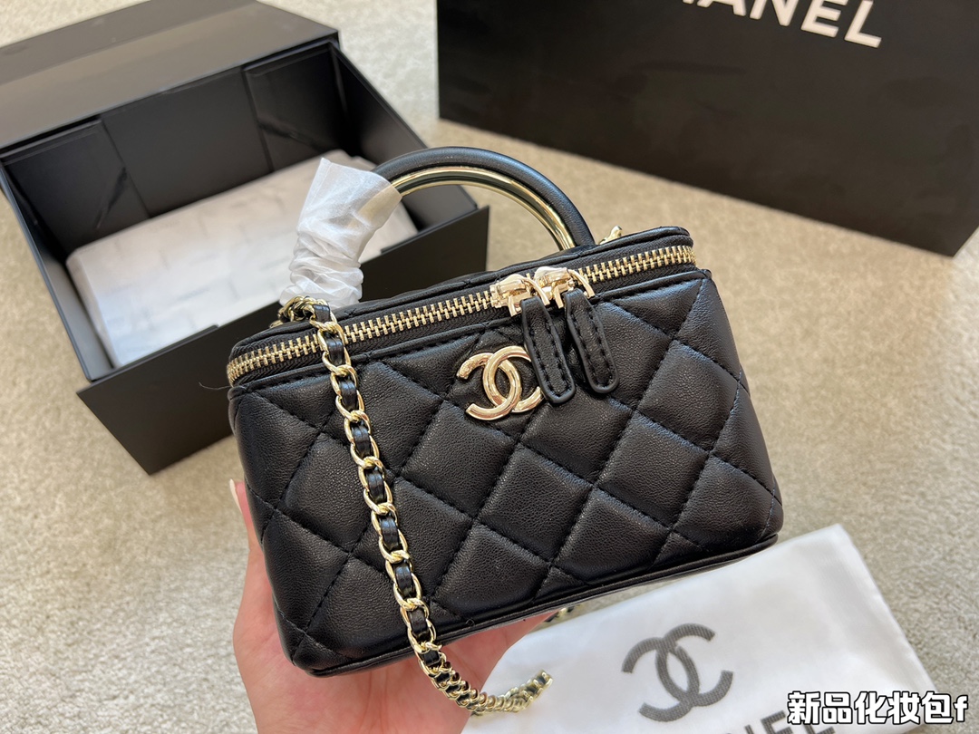 J0 2022早春小盒子 的黑色小盒子mini vanity with chain 这季应该是高级手工坊系列，相比之前的小盒子做了一些改动，小羊皮的软软的油亮油亮很有质感，顶部多了logo金属片，像 trendy cc mini那样。 背的方法很多，肩带可以在盒子内部自己固定调节，可以手拎，斜挎，还可以做腰包，甚至可以系在大包上当装饰用，总之发挥自己想象啦~18cm”},”title”:”2022早春小盒子 的黑色小盒子mini vanity with chain 这季应该是高级手工坊系列，相比之前的小盒子做了一些改动，小羊皮的软软的油亮油亮很有质感，顶部多了logo金属片，像 trendy cc mini那样。 背的方法很多，肩带可以在盒子内部自己固定调节，可以手拎，斜挎，还可以做腰包，甚至可以系在大包上当装饰用，总之发挥自己想象啦~18cm