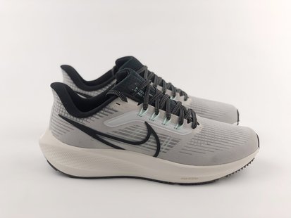 支持放店
Nike Air Zoom Pegasus 登月39代 
网面透气跑步鞋 兼顾迅疾外观和稳固脚感 后跟覆面和中足动态支撑巧妙融合 缔造稳定顺畅的迈步体验 采用密度更高的材料而且去除了前一代中操作的支撑 撑条设计！
货号：DO2337 100
Siez:36 36.5 37.5 38 38.5 39 40 40.5 41 42 42.5 43 44 44.5 45