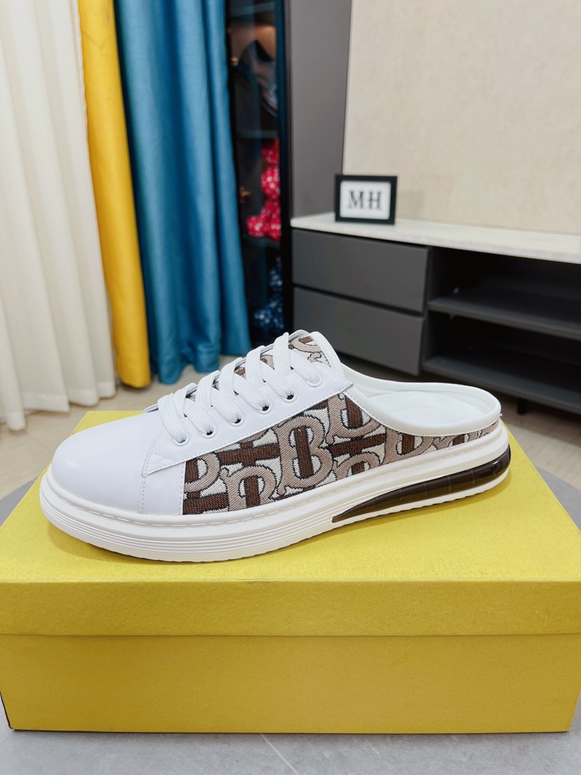 I0 巴宝莉 Burberry  最新潮流款原版复刻正规鞋厂出品做工跟原版较量，@巴宝莉 Burberry 融合了万种风情图案设计、进口漆皮环保水染不掉色真羊皮内里。各位小主看看大底和做工，适合各种出行，38-44码