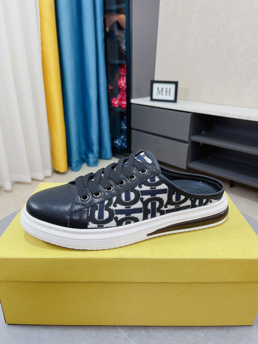 I0 巴宝莉 Burberry  最新潮流款原版复刻正规鞋厂出品做工跟原版较量，@巴宝莉 Burberry 融合了万种风情图案设计、进口漆皮环保水染不掉色真羊皮内里。各位小主看看大底和做工，适合各种出行，38-44码