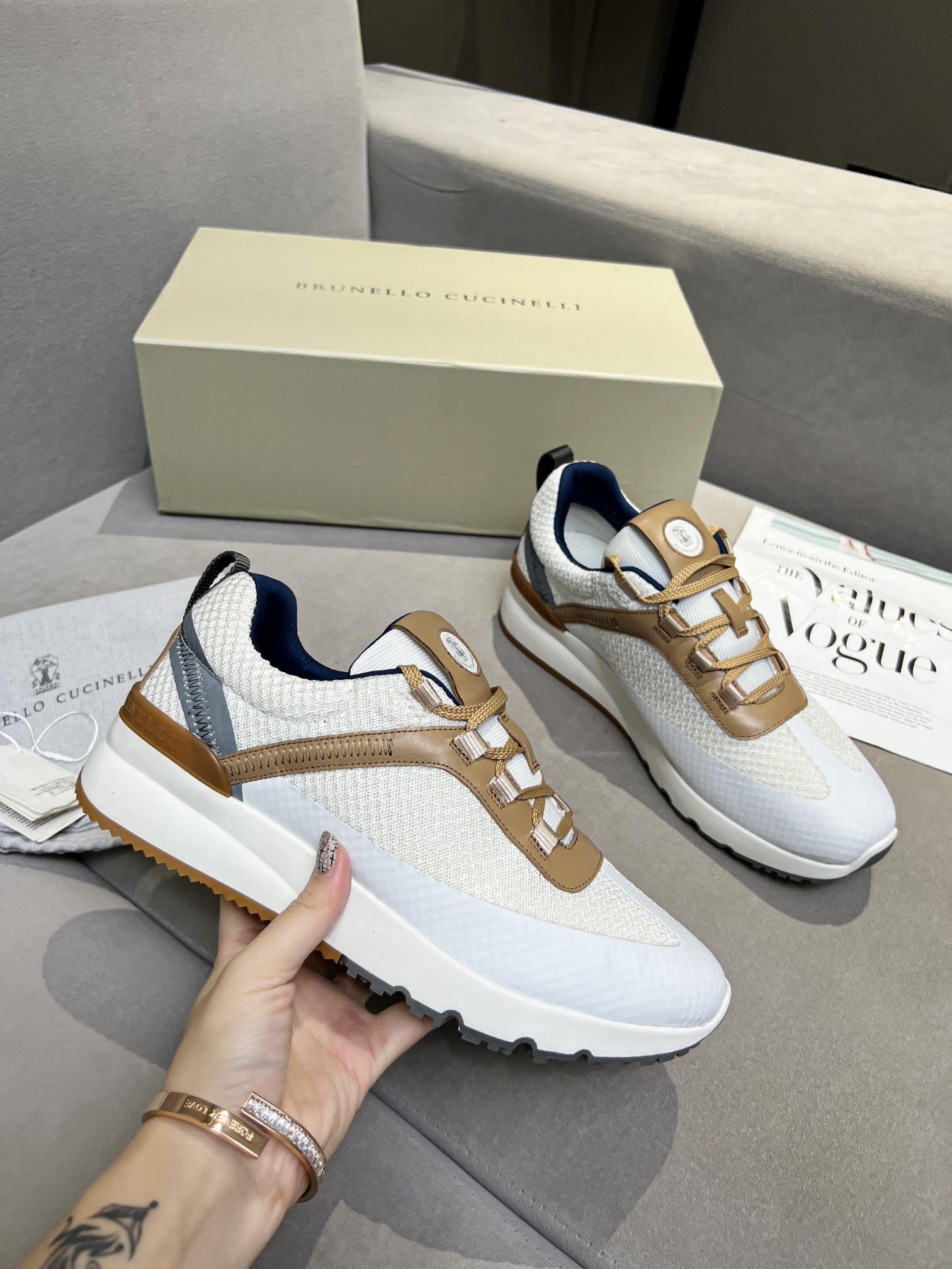 Precio de fábrica La inspiración clásica de BrunelloCucinelli en los Louboutin define la elegancia m