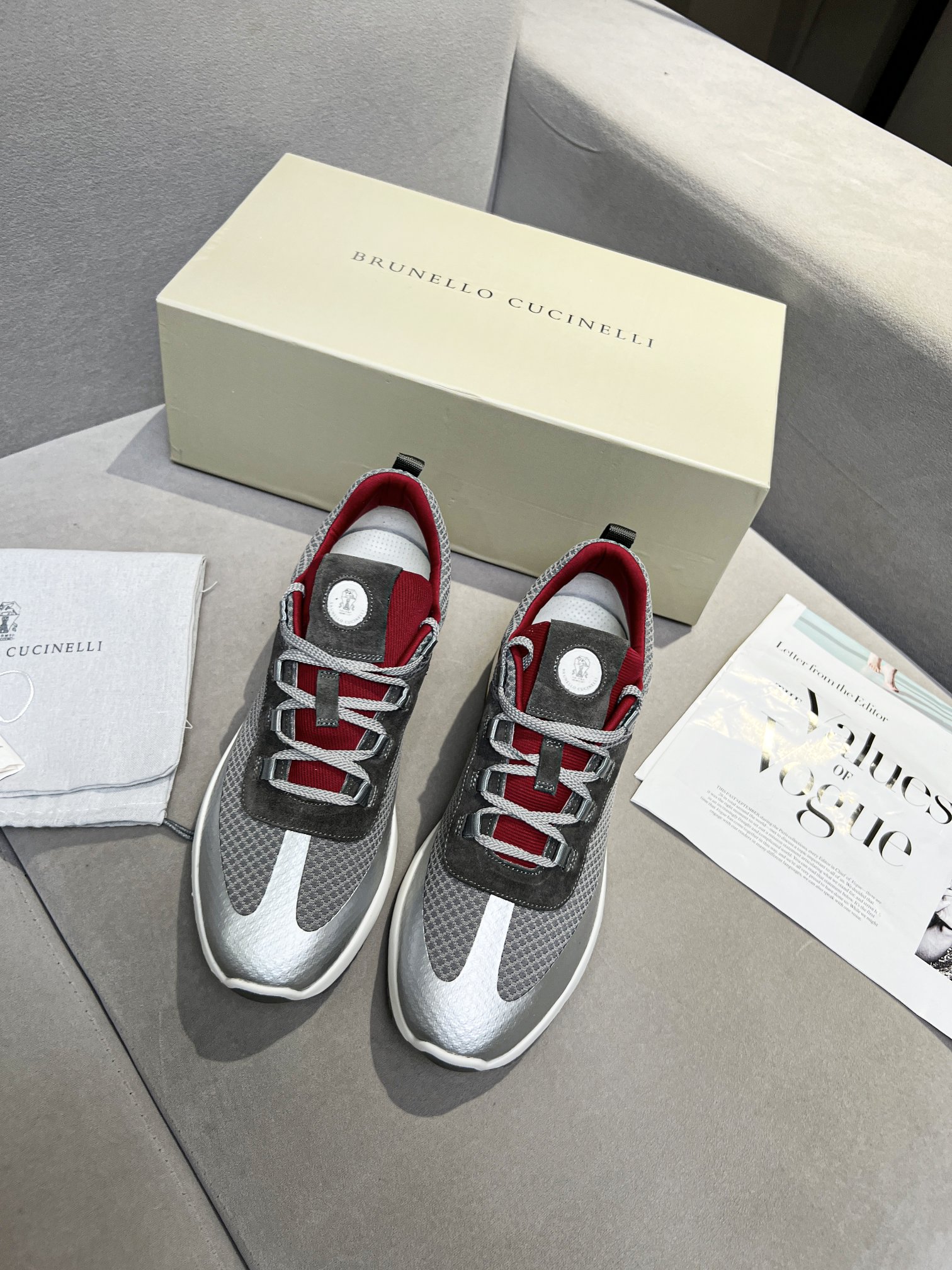 Precio de fábrica La inspiración clásica de BrunelloCucinelli en los Louboutin define la elegancia m