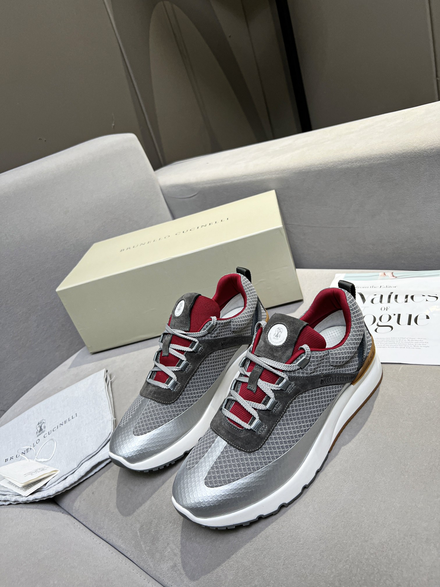 Precio de fábrica La inspiración clásica de BrunelloCucinelli en los Louboutin define la elegancia m