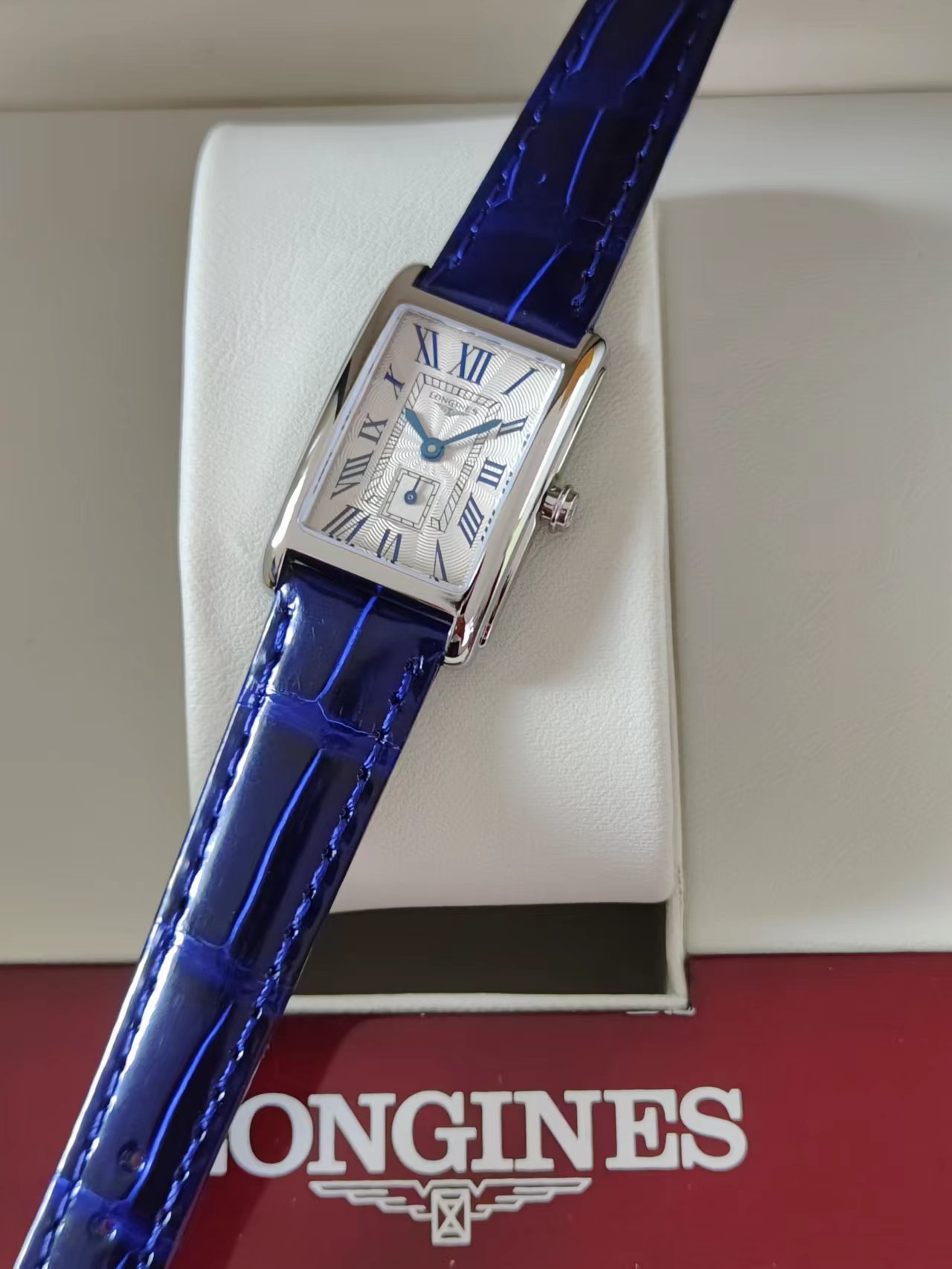 NO:602076,Same style as Lin Chiling!  Longines Daitro Wiener 20.80 X 32.00mm quartz ladies watch!  Genuine movement L quartz movement!  Has low battery reminder function!  When the quartz movement is out of power, the second hand will jump every four seconds!  It’s time to replace the battery!  Longines' queen-level women's watch is undoubtedly the Dolce Vita series. It is named after 'Dolce Vita' in Italian, which means sweet life. It means Italian life meets modern romance. It creates modern elegance and charming posture through geometric lines and soft curves. The carvings of the silver dial, blue steel hands and other exquisite details highlight the pure elegance and nobility of the wearer.  , If not used, it will not affect secondary sales, support returns and exchanges, and lifetime warranty.,,Dolce&Gabbana,longines19860909林志玲同款！浪琴表黛绰维纳20.80 X 32.00mm 石英女士腕表！正品机芯L石英机芯！拥有低电量提醒功能！石英机芯没电了秒针会四秒一跳！这个时候就需要换电池啦！浪琴排名皇后级别的当属黛绰维纳系列女表 以意大利语中的'Dolce Vita'为名 寓意甜美生活 寓意意式生活邂逅现代浪漫 通过几何线条与柔美曲线塑造出现代优雅与妩媚姿态 银色表盘的雕花、以及蓝钢指针等精致细节都烘托出佩戴者纯正的优雅与贵气 ,不使用,不影响二次销售,支持退换,终身保修.,,Dolce&Gabbana,longines,Watch