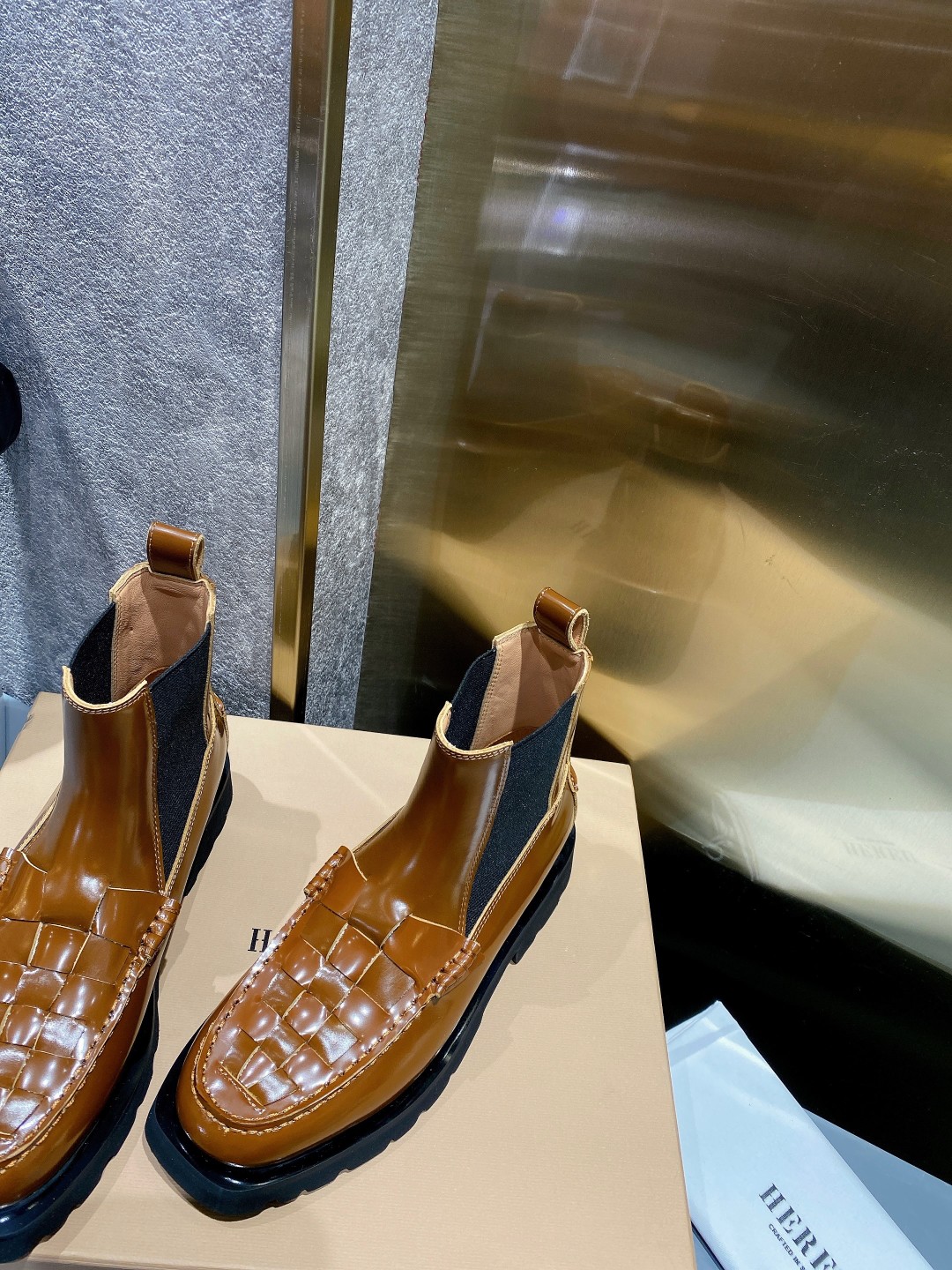 “Fall/Winter Essential: Chelsea Boots with Knitting and Square Elements” - 图片 3