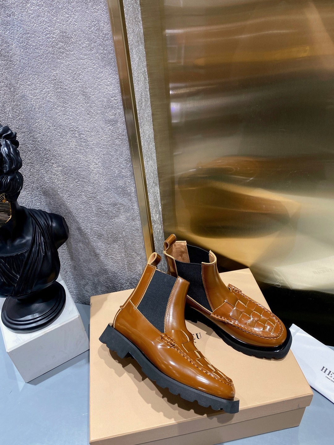 “Fall/Winter Essential: Chelsea Boots with Knitting and Square Elements” - 图片 4