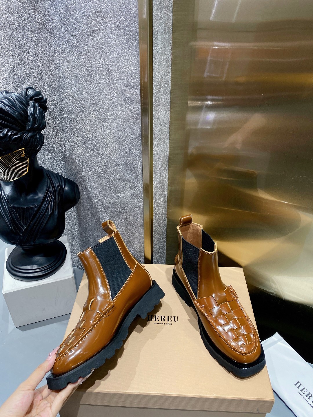 “Fall/Winter Essential: Chelsea Boots with Knitting and Square Elements” - 图片 5