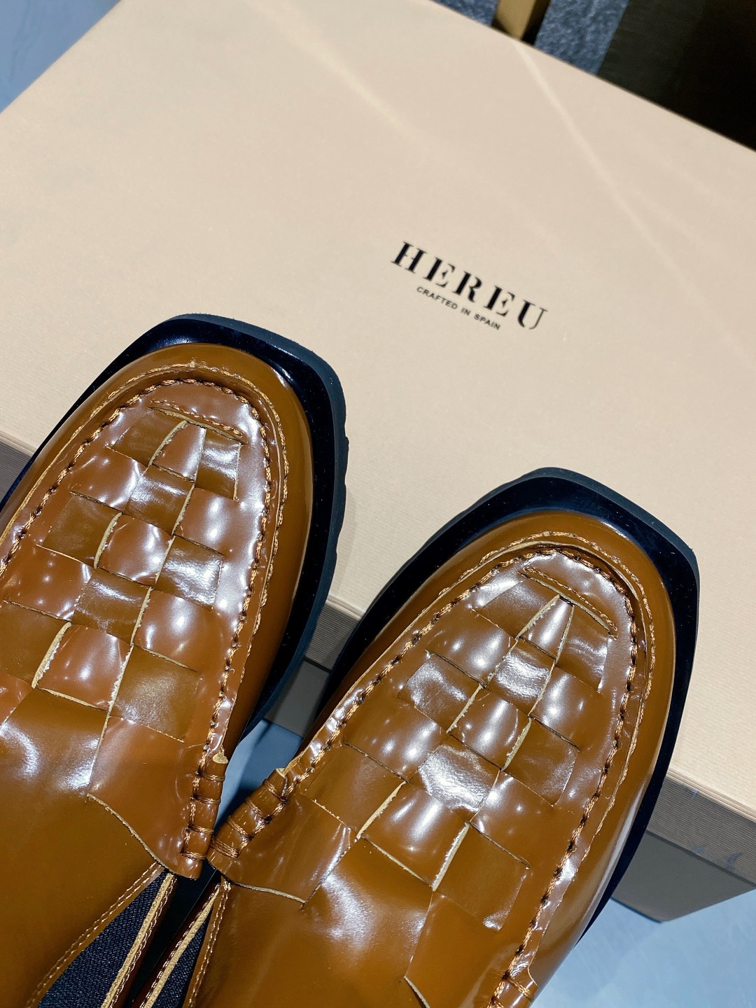 “Fall/Winter Essential: Chelsea Boots with Knitting and Square Elements” - 图片 6