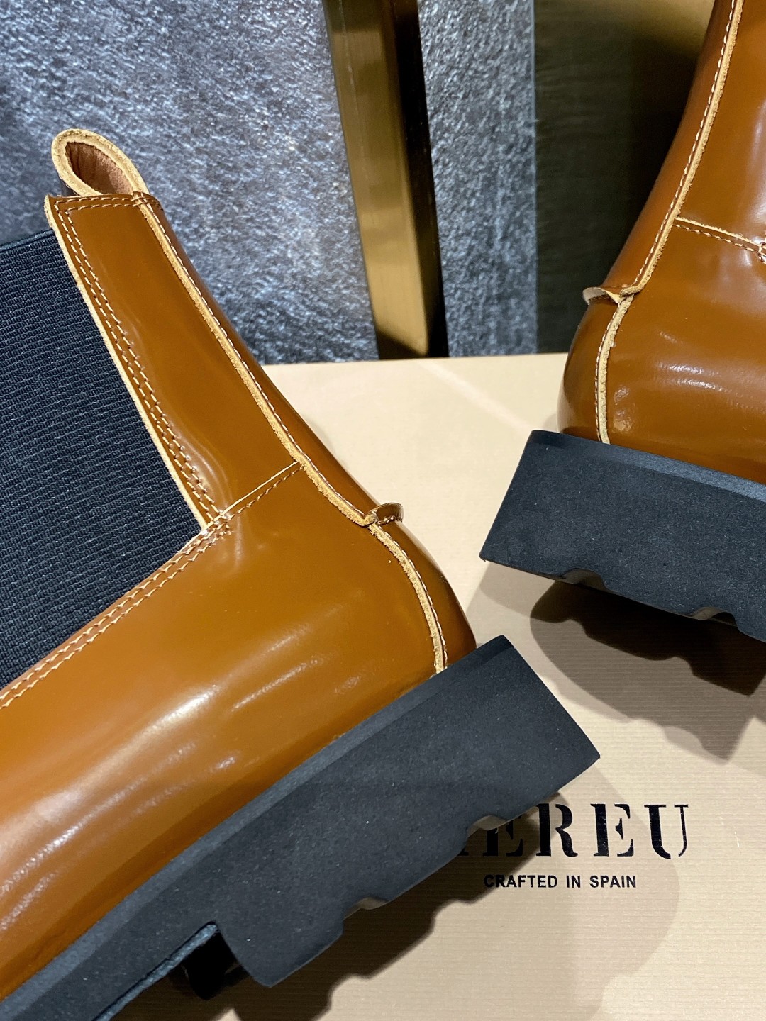 “Fall/Winter Essential: Chelsea Boots with Knitting and Square Elements” - 图片 8