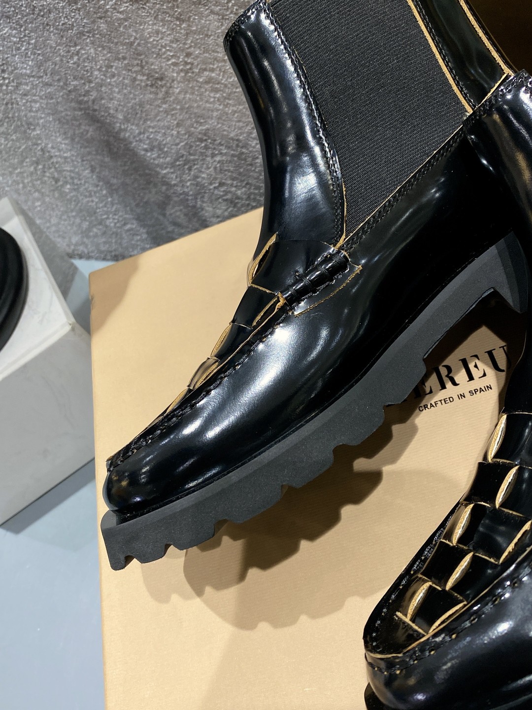 Trendy Chelsea Boots with Knitting and Square Elements, Original Cow Skin. - 图片 9