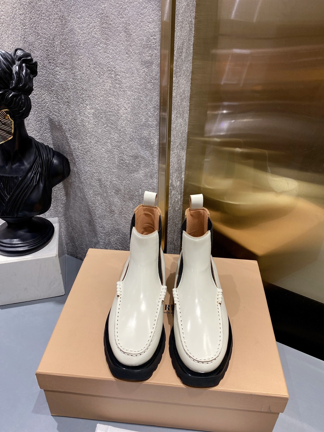 Stylish Chelsea Boots with Knitting and Square Elements for Fall and Winter - 图片 1