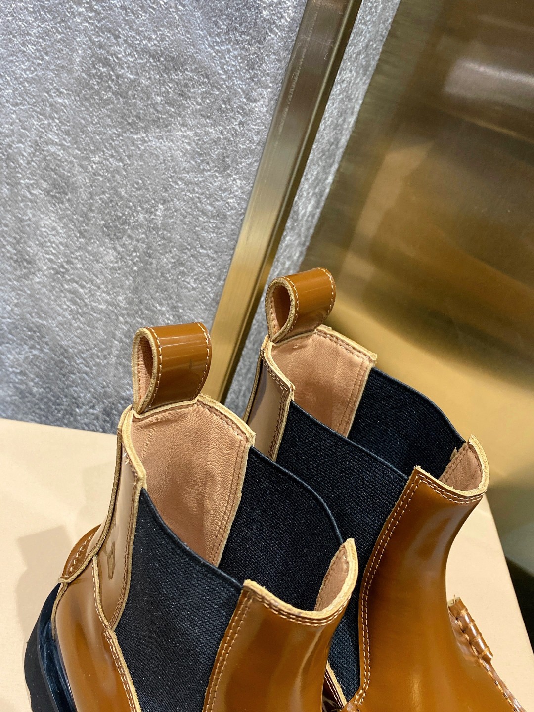 Stylish Chelsea Boots: Knit and Square Elements, Original Cow Skin, Rubber Base - 图片 6