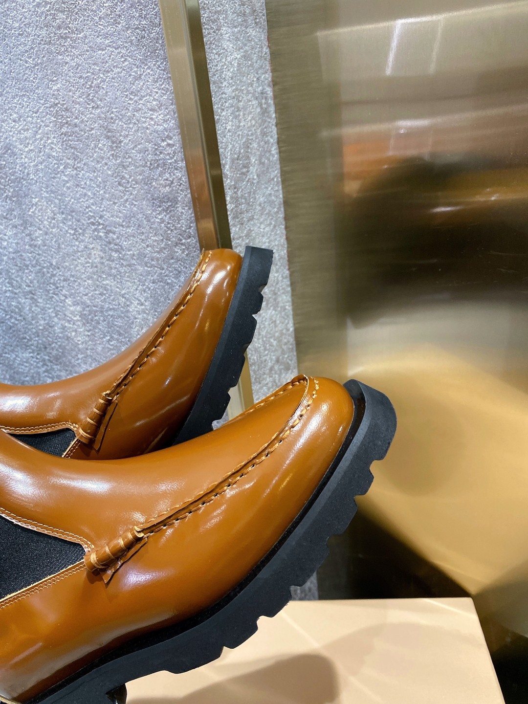 Stylish Chelsea Boots: Knit and Square Elements, Original Cow Skin, Rubber Base - 图片 7