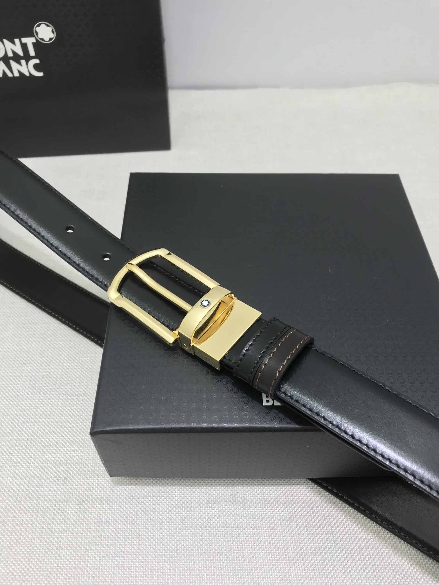 🔴 【品牌】万宝龙 🔴 【描述】双面原版皮，这款饰有带扣的腰带配以水牛皮衬里，覆以Monogram 牛皮