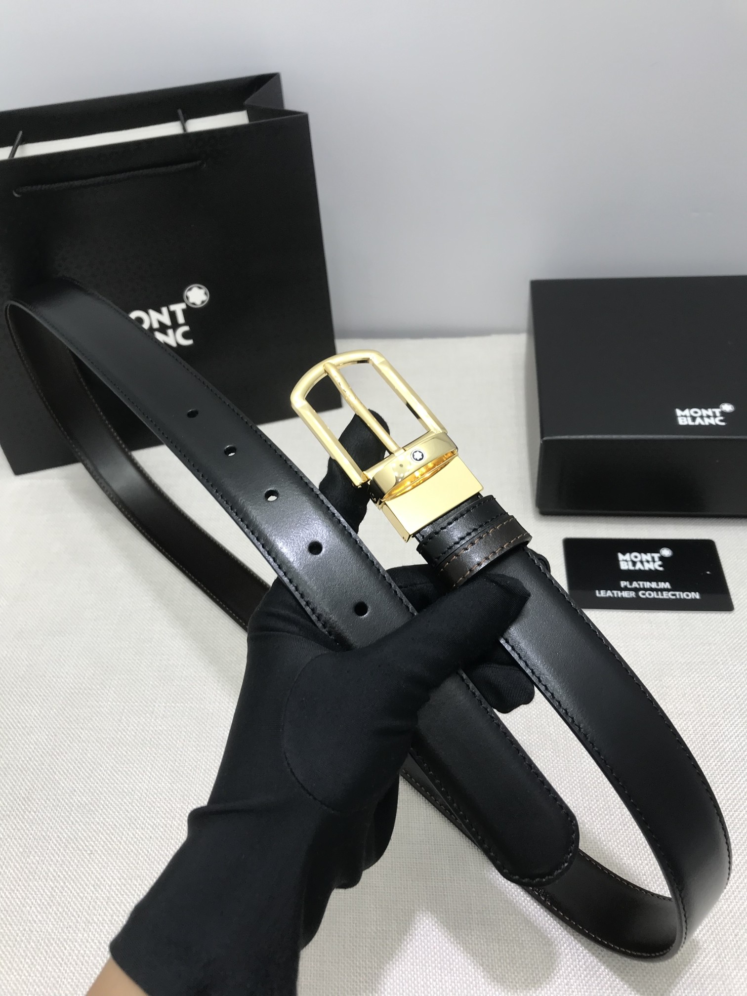 🔴 【品牌】万宝龙 🔴 【描述】双面原版皮，这款饰有带扣的腰带配以水牛皮衬里，覆以Monogram 牛皮