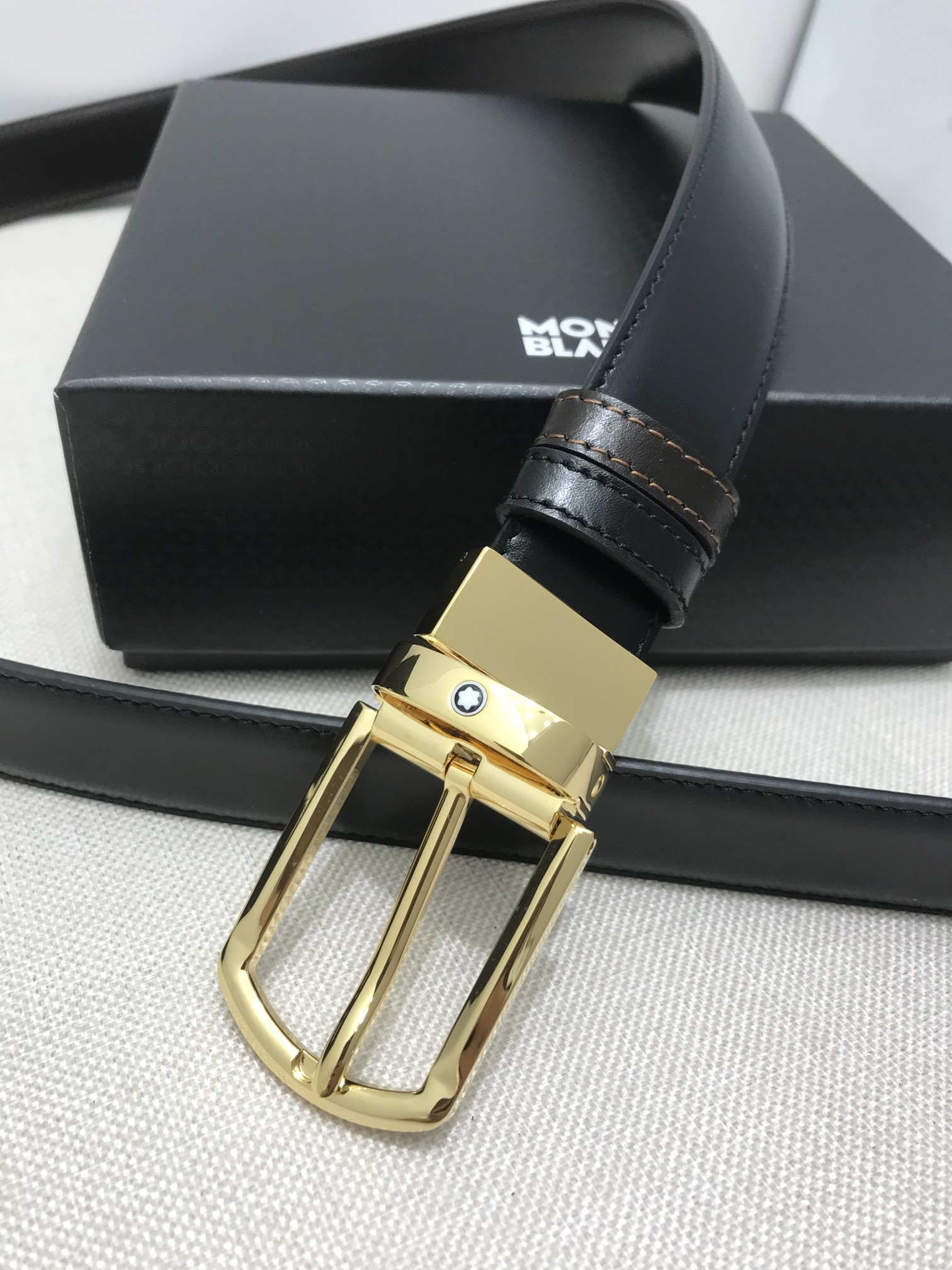 🔴 【品牌】万宝龙 🔴 【描述】双面原版皮，这款饰有带扣的腰带配以水牛皮衬里，覆以Monogram 牛皮