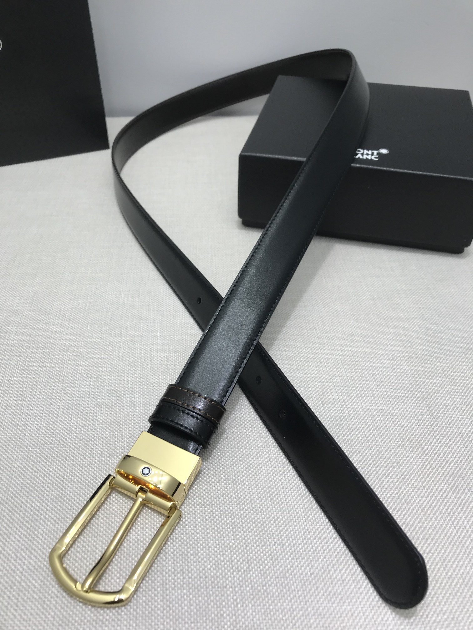 🔴 【品牌】万宝龙 🔴 【描述】双面原版皮，这款饰有带扣的腰带配以水牛皮衬里，覆以Monogram 牛皮