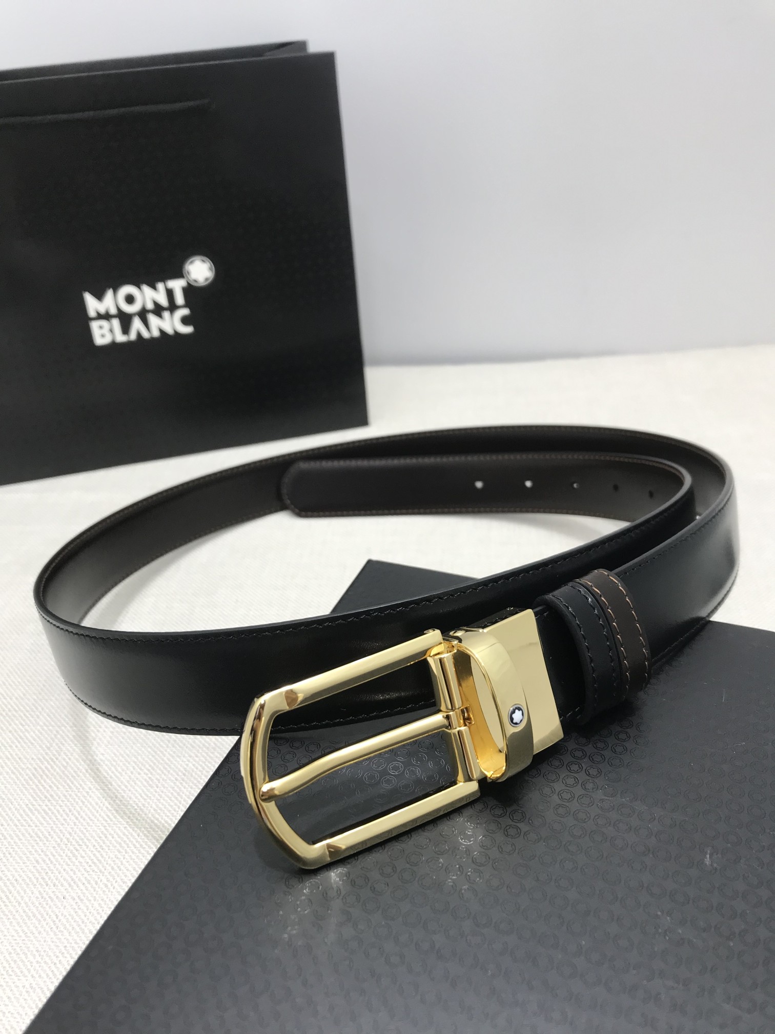 🔴 【品牌】万宝龙 🔴 【描述】双面原版皮，这款饰有带扣的腰带配以水牛皮衬里，覆以Monogram 牛皮