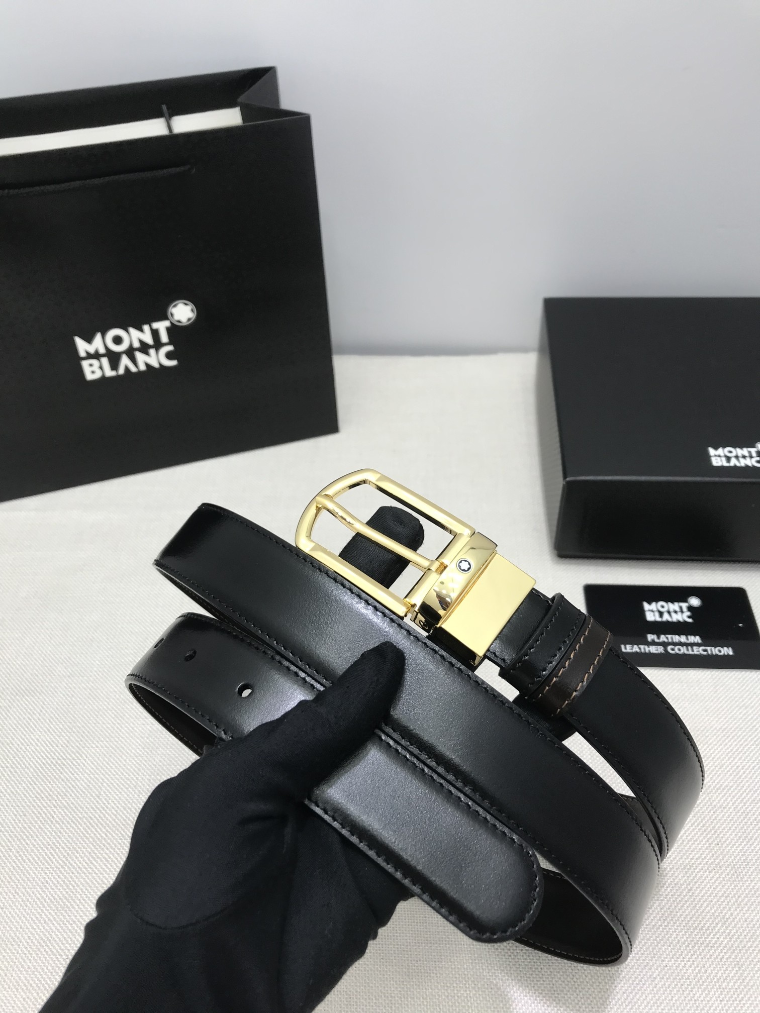 🔴 【品牌】万宝龙 🔴 【描述】双面原版皮，这款饰有带扣的腰带配以水牛皮衬里，覆以Monogram 牛皮