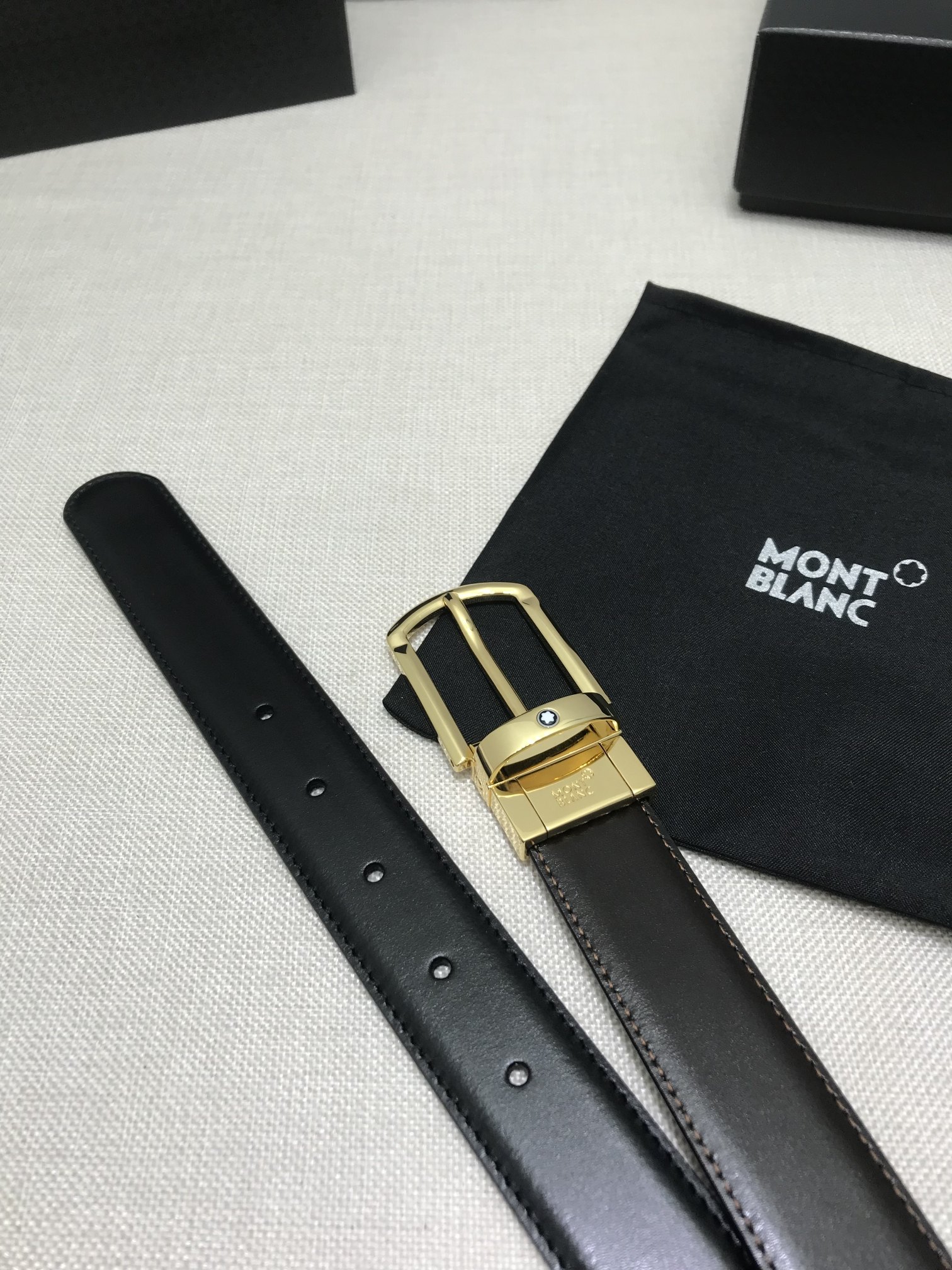🔴 【品牌】万宝龙 🔴 【描述】双面原版皮，这款饰有带扣的腰带配以水牛皮衬里，覆以Monogram 牛皮