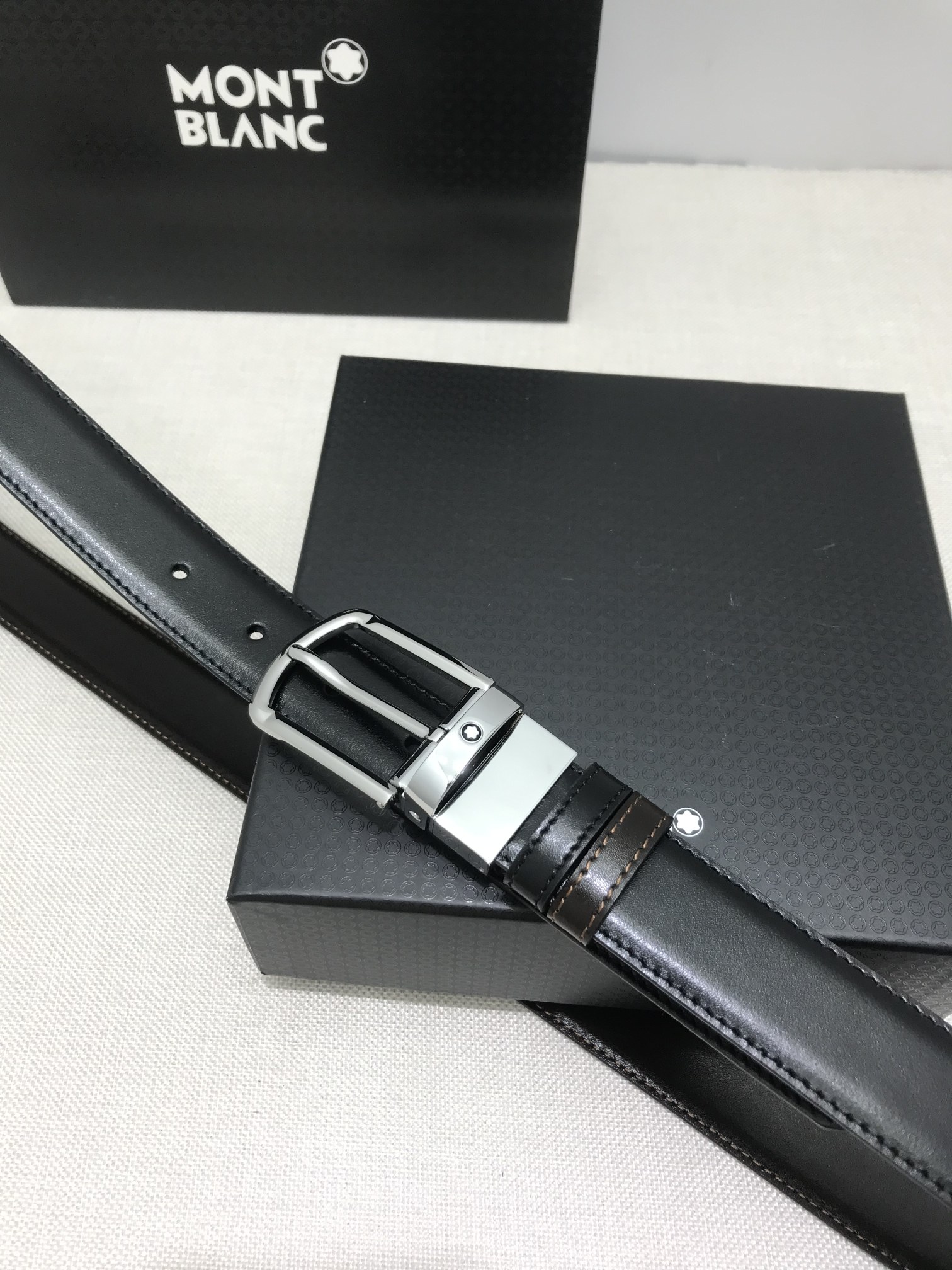 🔴 【品牌】万宝龙 🔴 【描述】双面原版皮，这款饰有带扣的腰带配以水牛皮衬里，覆以Monogram 牛皮