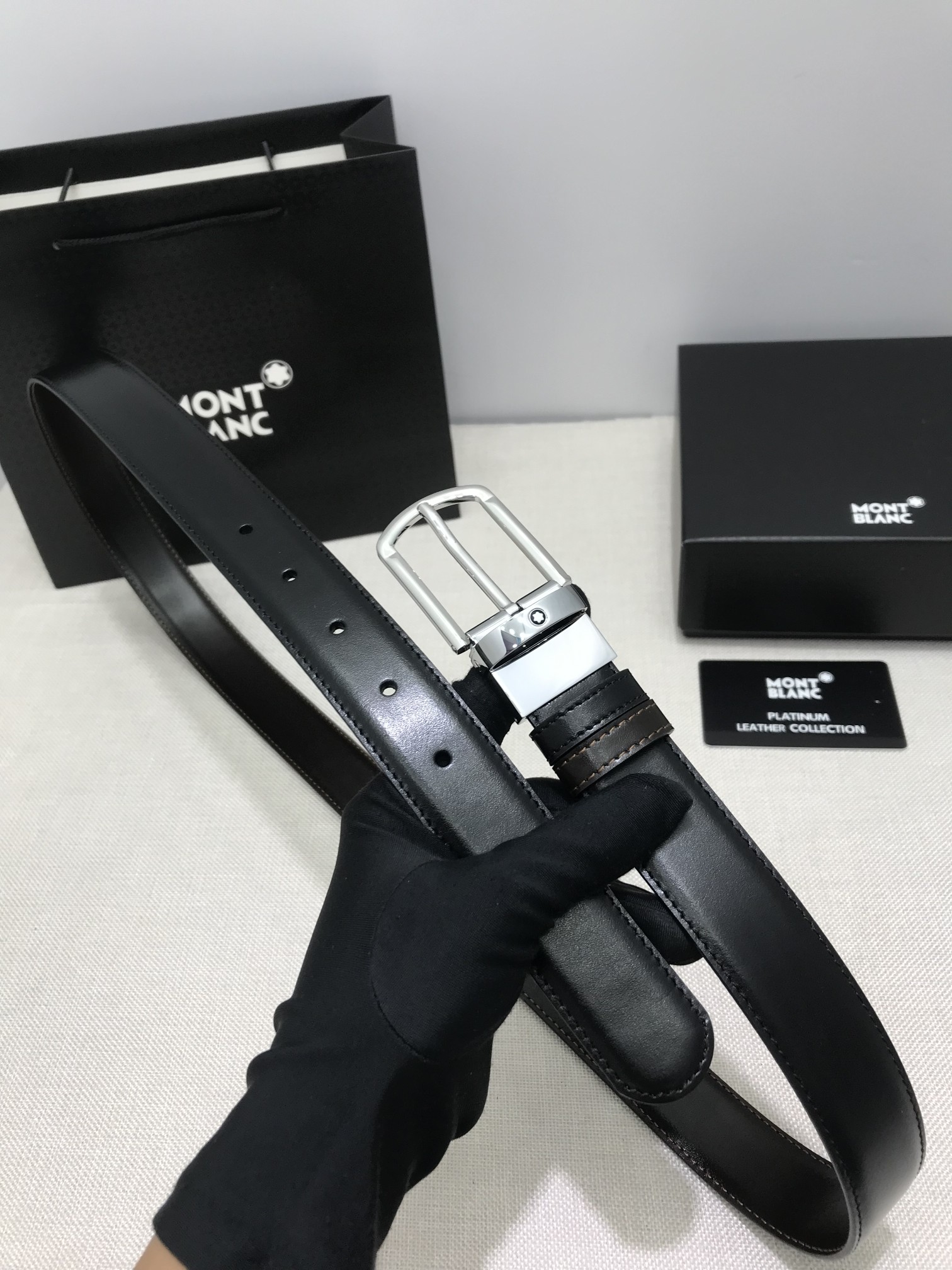 🔴 【品牌】万宝龙 🔴 【描述】双面原版皮，这款饰有带扣的腰带配以水牛皮衬里，覆以Monogram 牛皮