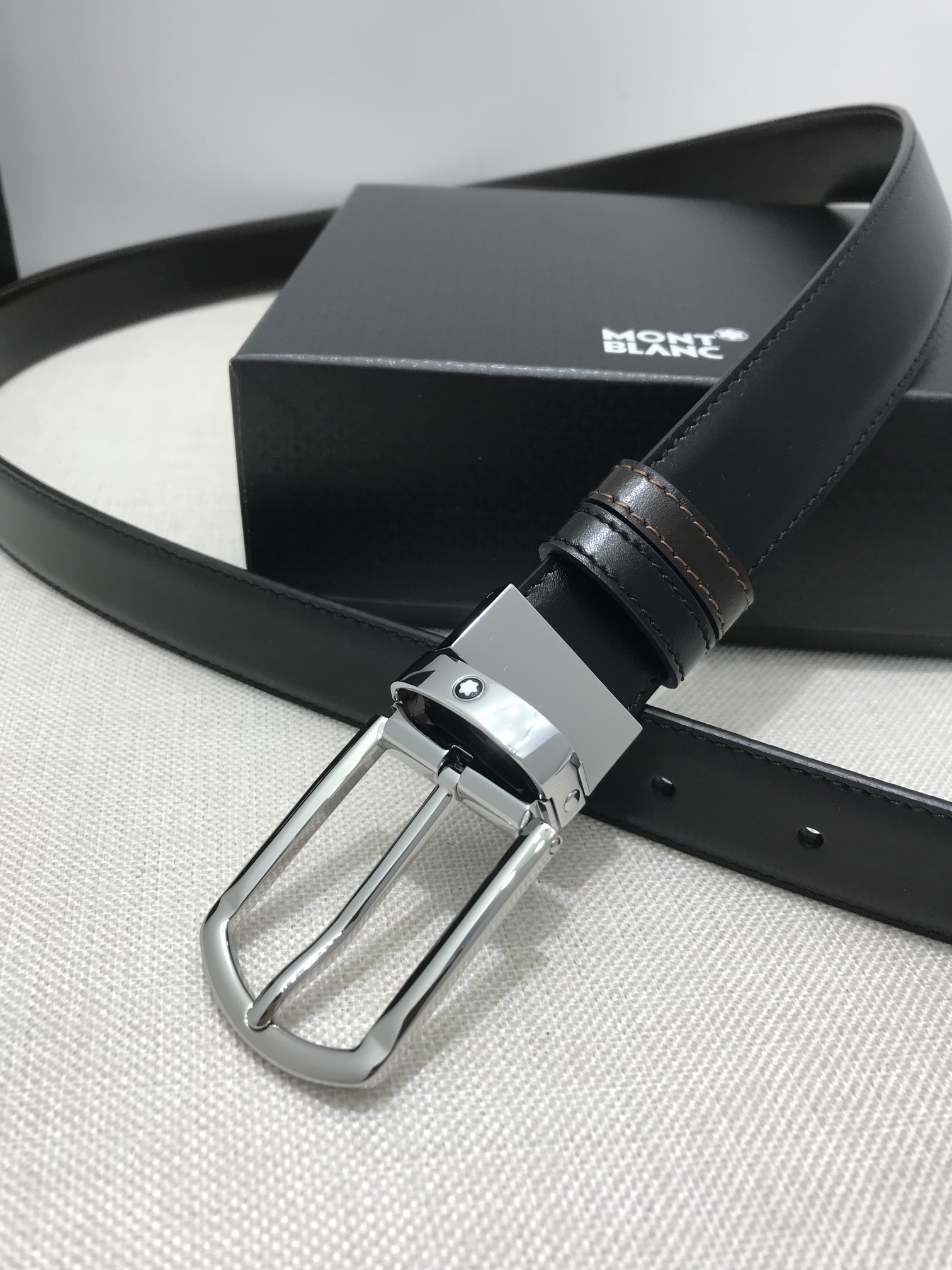 🔴 【品牌】万宝龙 🔴 【描述】双面原版皮，这款饰有带扣的腰带配以水牛皮衬里，覆以Monogram 牛皮