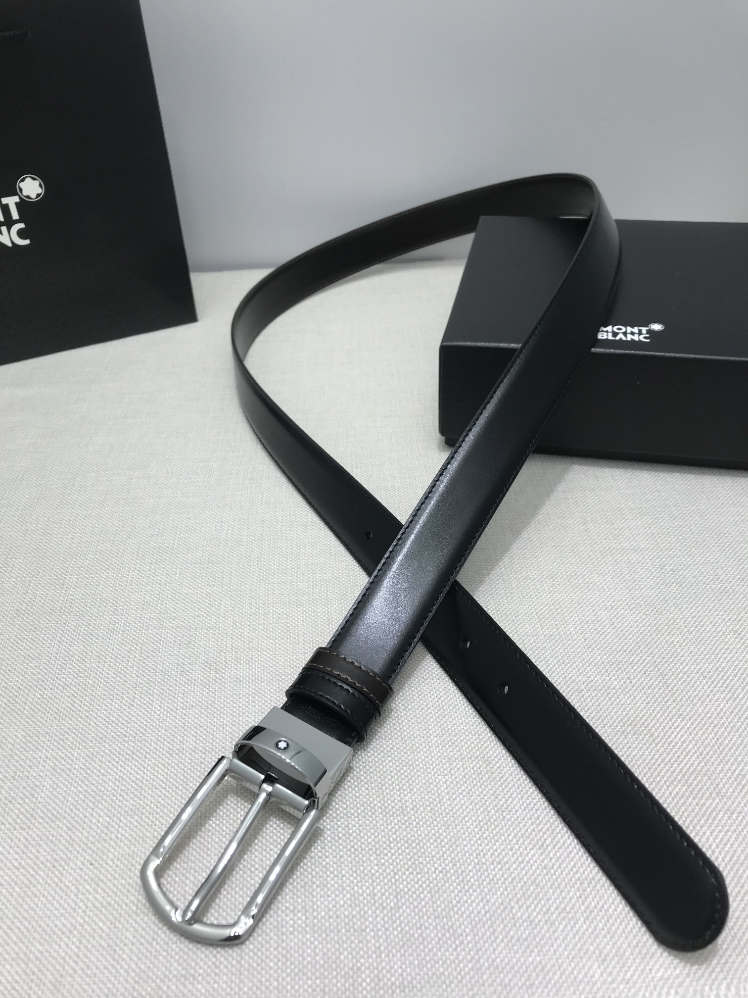 🔴 【品牌】万宝龙 🔴 【描述】双面原版皮，这款饰有带扣的腰带配以水牛皮衬里，覆以Monogram 牛皮