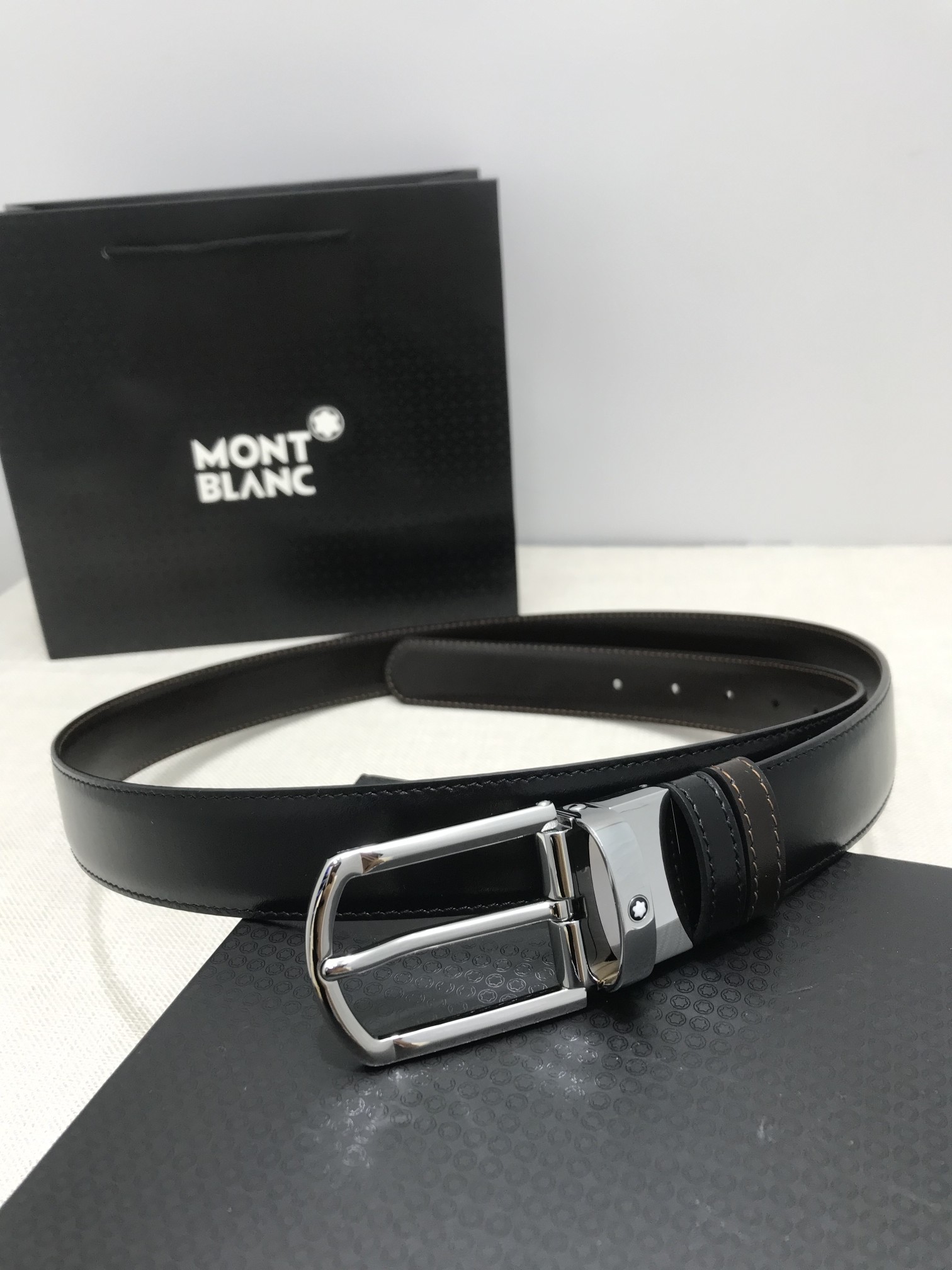 🔴 【品牌】万宝龙 🔴 【描述】双面原版皮，这款饰有带扣的腰带配以水牛皮衬里，覆以Monogram 牛皮