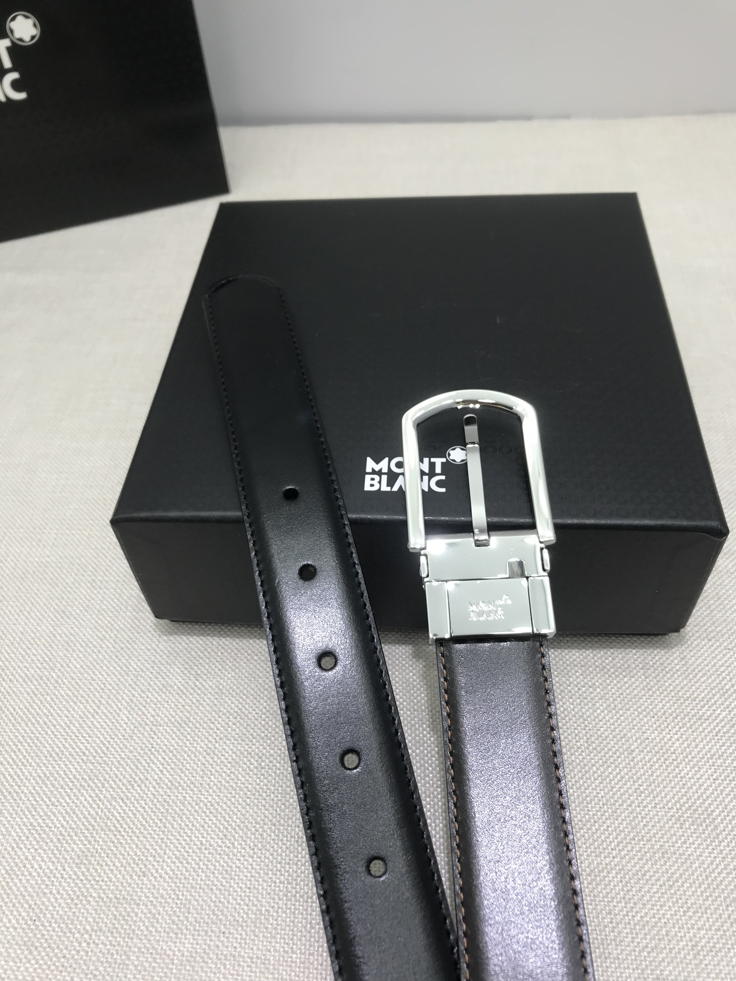 🔴 【品牌】万宝龙 🔴 【描述】双面原版皮，这款饰有带扣的腰带配以水牛皮衬里，覆以Monogram 牛皮