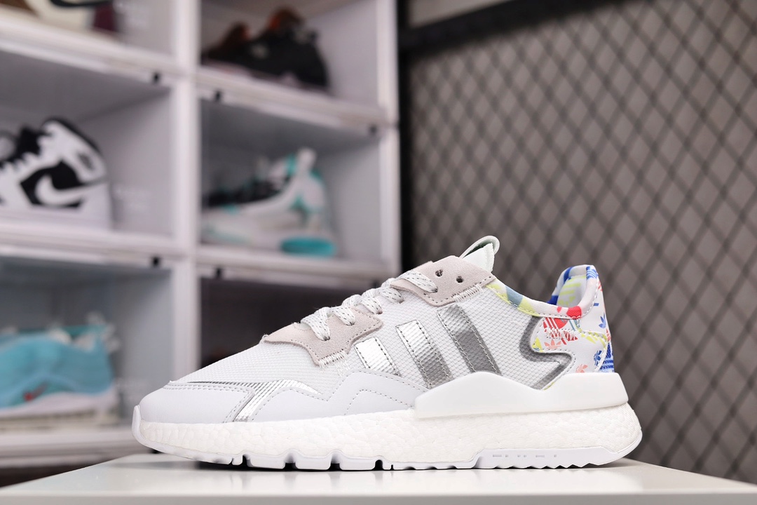 H0 Adidas Nite Jogger 2022 Boos 三叶草 联名夜行者 复古跑鞋原厂材料 原厂大底 私家独模 网布搭配麂皮拼接打造鞋面 极具复古风格鞋头及鞋跟点缀3M反光设计极为亮眼中底采用全掌 Boost 科技，厚度相当可观，脚感极佳