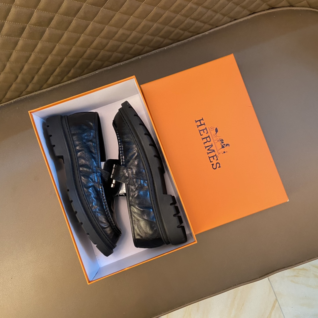 J0  Hermes 爱马仕 豆豆鞋2022最新专柜一比一套脚款。原单品质头层意大利进口牛皮[得意]法国懒人乐福风格设计 鞋面原版磨砂牛皮 原版纹更是显出商务 青年潮皮鞋 采用羊皮里 ，商务风板鞋 正装鞋 结婚专用 时尚最高品质板鞋出货 进口凸显品牌独特魅力适合司机驾车穿戴 上脚十分舒适 男鞋