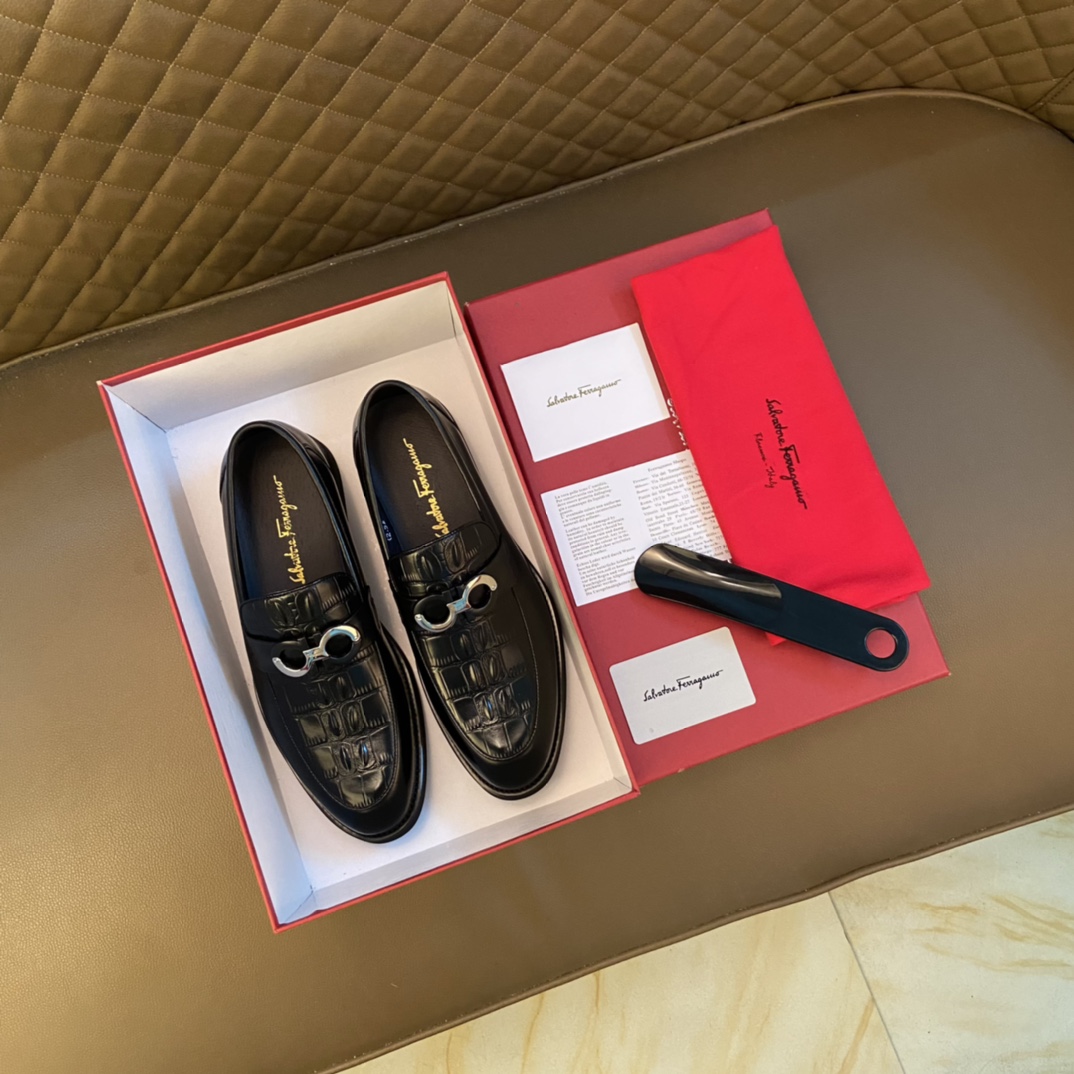 J0 顶级货 2022菲拉格慕.Ferragamo 香港专柜再现传奇.头层牛皮压纹 搭配鞋头时尚设计无限创意.经典中带有时尚的元素.商务风显得更突出 商务系列皮鞋设计 适合出现各种场合 司机驾车 懒人套脚乐福款 正装鞋 真木大底 .男鞋正码：38-44 45定制 黑色 可选