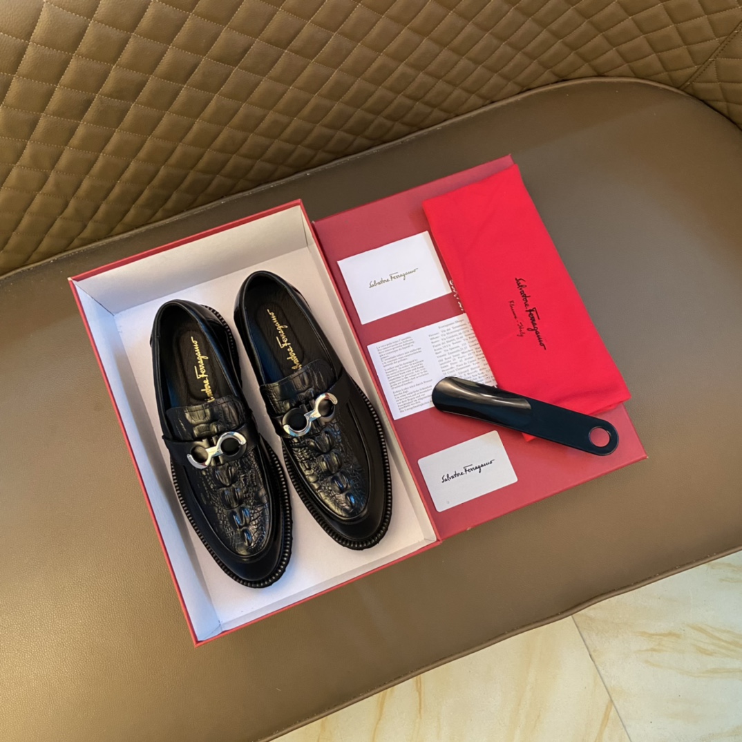 J0 顶级货 2022菲拉格慕.Ferragamo 香港专柜再现传奇.头层牛皮压纹 搭配鞋头时尚设计无限创意.经典中带有时尚的元素.商务风显得更突出 商务系列皮鞋设计 适合出现各种场合 司机驾车 懒人套脚乐福款 正装鞋 真木大底 .男鞋正码：38-44 45定制 黑色 可选