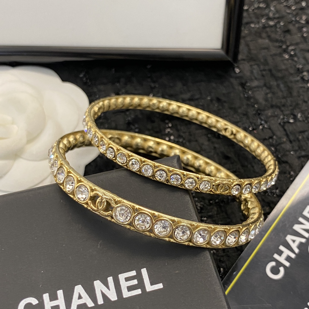 Chanel 小香 压轴款手镯 上新 独家高端品质 图‼同步 ‼做工 一套系列 上档次 本‼细节质量360°无死角肉眼清晰可见 绝不是市面上的普货‼此款是没有开口设计手镯直径也很大 微胖骨架稍大的小姐姐也绝对毫无压力佩戴的哦