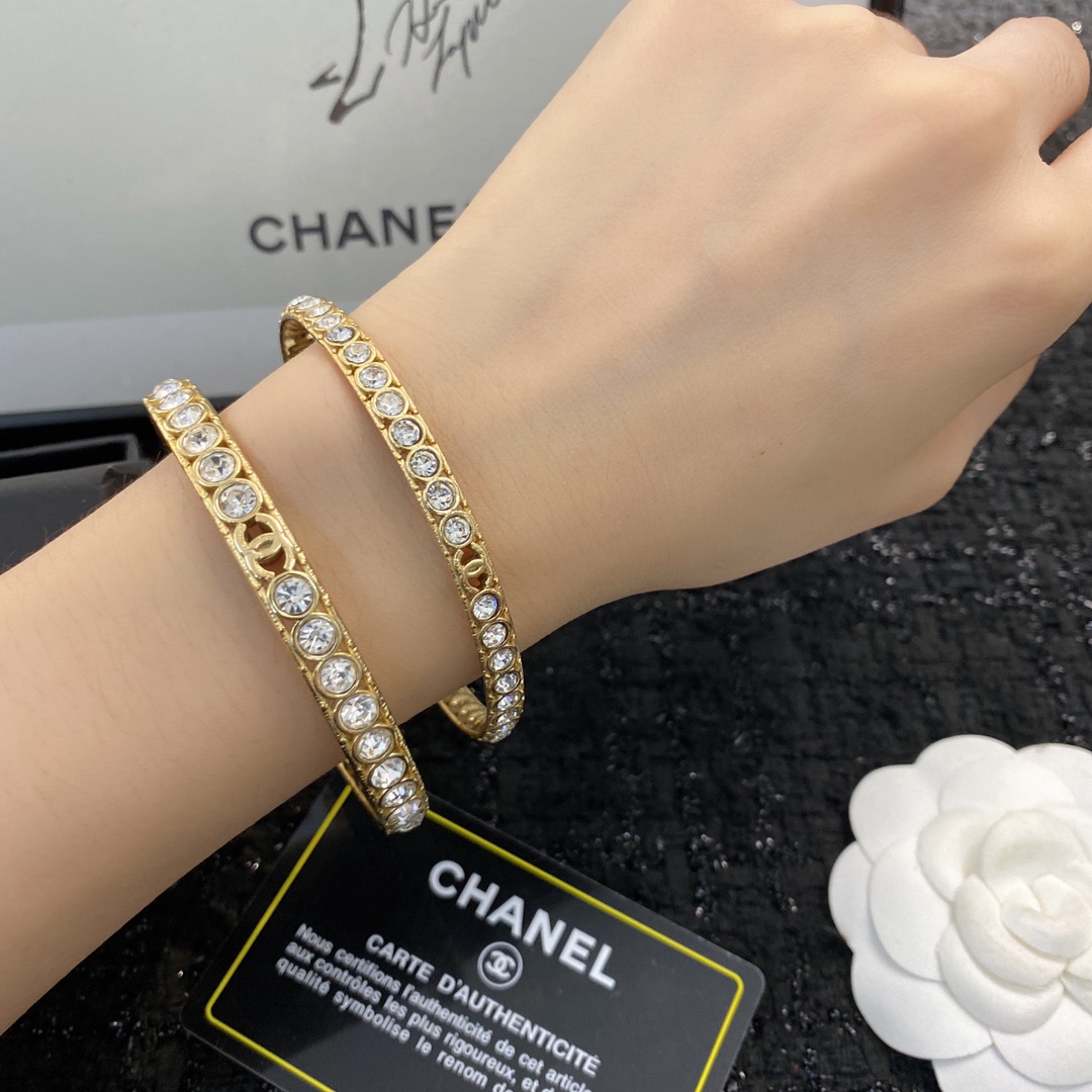 Chanel 小香 压轴款手镯 上新 独家高端品质 图‼同步 ‼做工 一套系列 上档次 本‼细节质量360°无死角肉眼清晰可见 绝不是市面上的普货‼此款是没有开口设计手镯直径也很大 微胖骨架稍大的小姐姐也绝对毫无压力佩戴的哦