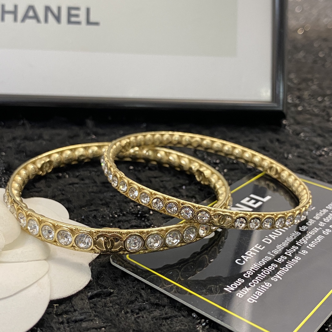 Chanel 小香 压轴款手镯 上新 独家高端品质 图‼同步 ‼做工 一套系列 上档次 本‼细节质量360°无死角肉眼清晰可见 绝不是市面上的普货‼此款是没有开口设计手镯直径也很大 微胖骨架稍大的小姐姐也绝对毫无压力佩戴的哦