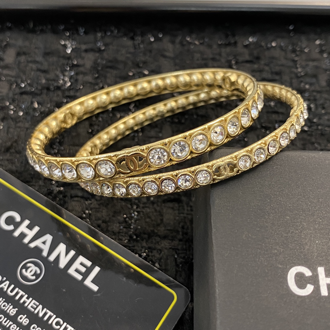 Chanel 小香 压轴款手镯 上新 独家高端品质 图‼同步 ‼做工 一套系列 上档次 本‼细节质量360°无死角肉眼清晰可见 绝不是市面上的普货‼此款是没有开口设计手镯直径也很大 微胖骨架稍大的小姐姐也绝对毫无压力佩戴的哦