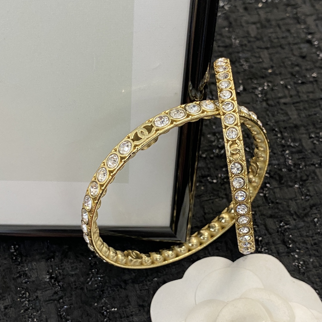 Chanel 小香 压轴款手镯 上新 独家高端品质 图‼同步 ‼做工 一套系列 上档次 本‼细节质量360°无死角肉眼清晰可见 绝不是市面上的普货‼此款是没有开口设计手镯直径也很大 微胖骨架稍大的小姐姐也绝对毫无压力佩戴的哦