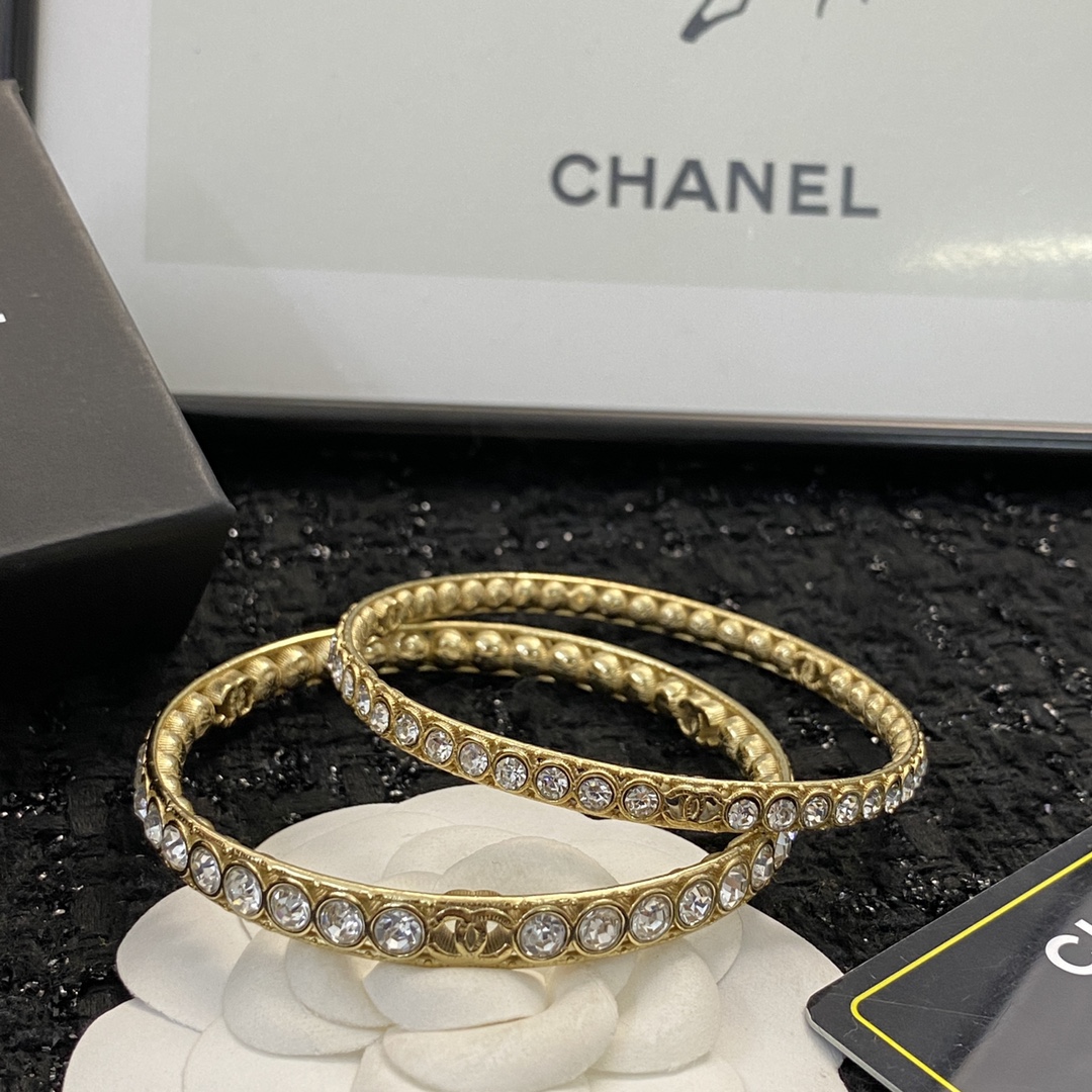 Chanel 小香 压轴款手镯 上新 独家高端品质 图‼同步 ‼做工 一套系列 上档次 本‼细节质量360°无死角肉眼清晰可见 绝不是市面上的普货‼此款是没有开口设计手镯直径也很大 微胖骨架稍大的小姐姐也绝对毫无压力佩戴的哦