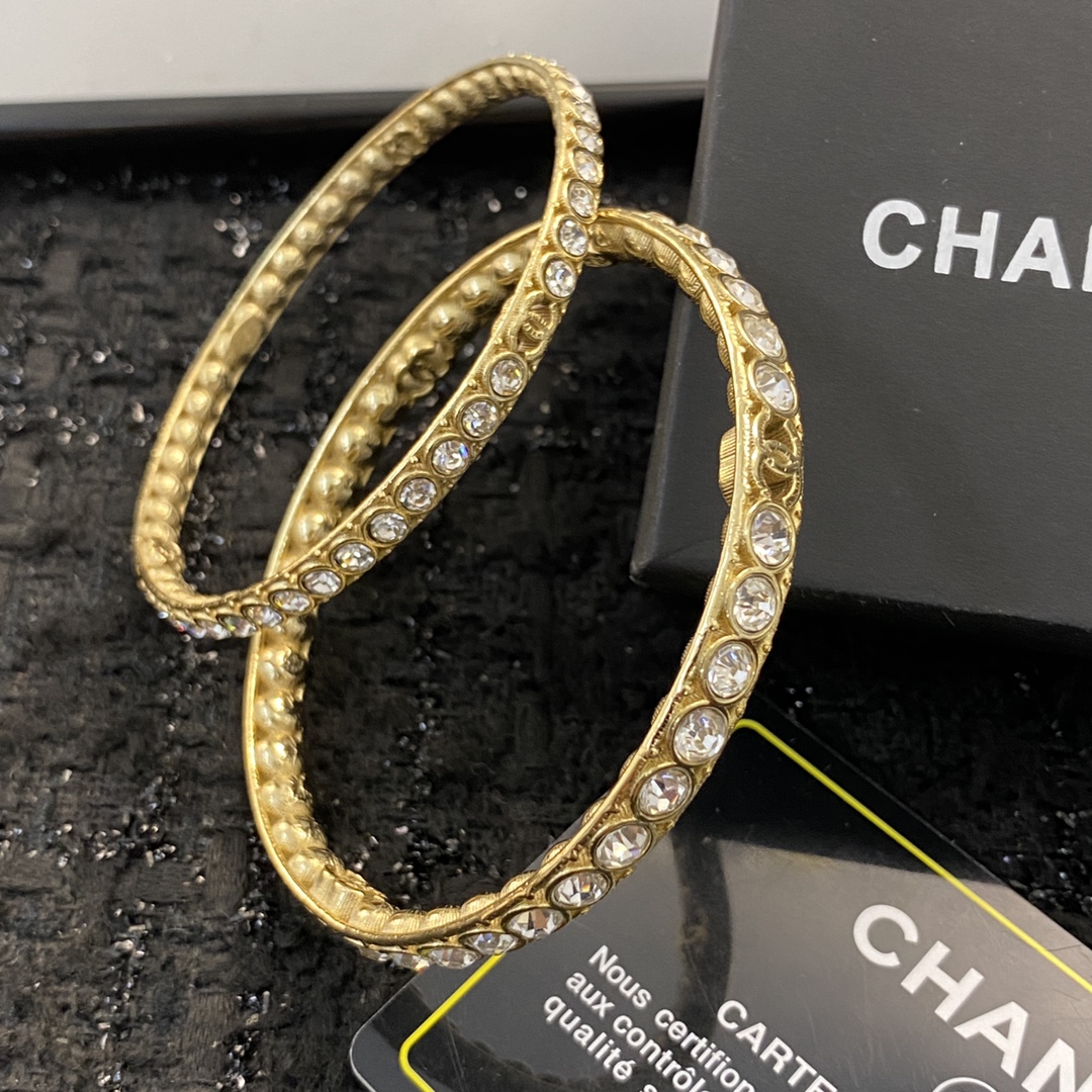 Chanel 小香 压轴款手镯 上新 独家高端品质 图‼同步 ‼做工 一套系列 上档次 本‼细节质量360°无死角肉眼清晰可见 绝不是市面上的普货‼此款是没有开口设计手镯直径也很大 微胖骨架稍大的小姐姐也绝对毫无压力佩戴的哦