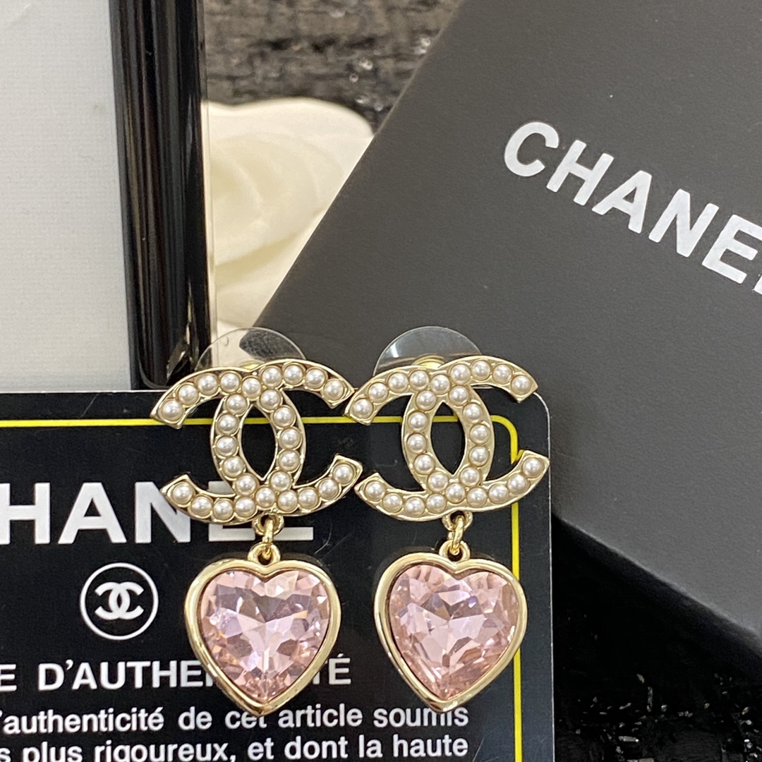  编码E1934   
🛍香奈儿耳钉热销款🔥爆上新🆕🆕🆕
😎CHANEL22A粉色桃心水钻系列耳环耳钉
