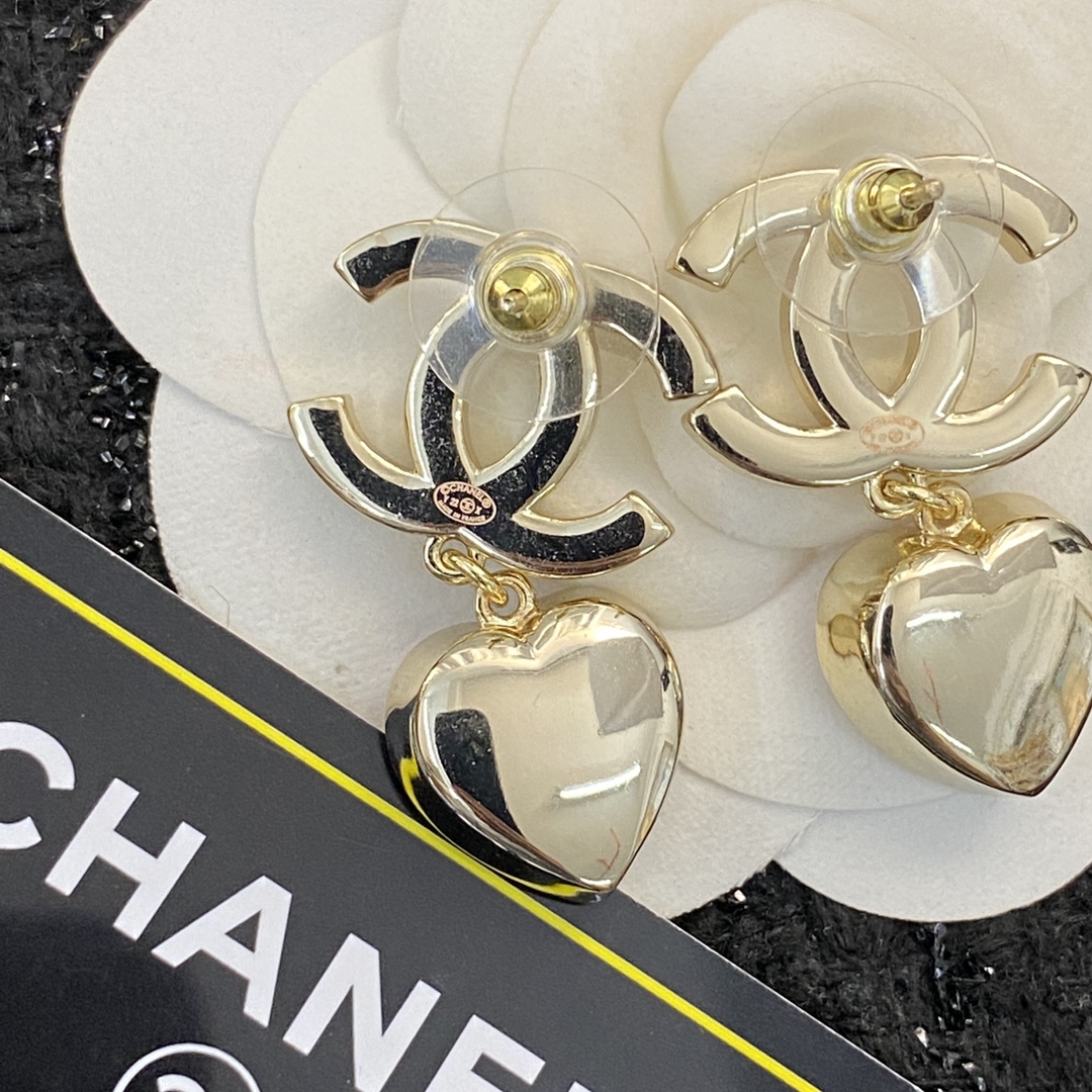  编码E1934   
🛍香奈儿耳钉热销款🔥爆上新🆕🆕🆕
😎CHANEL22A粉色桃心水钻系列耳环耳钉
