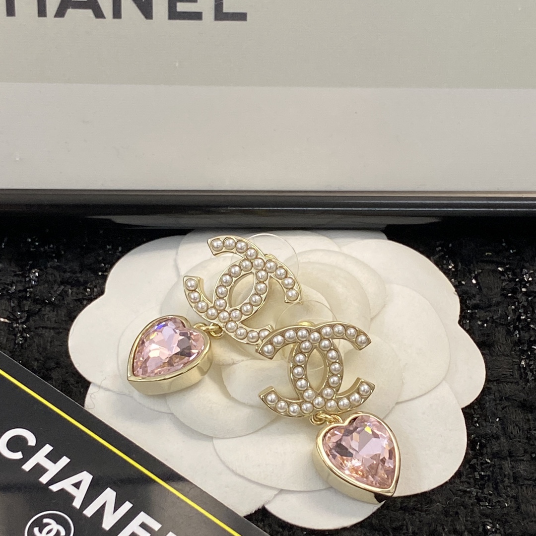  编码E1934   
🛍香奈儿耳钉热销款🔥爆上新🆕🆕🆕
😎CHANEL22A粉色桃心水钻系列耳环耳钉
