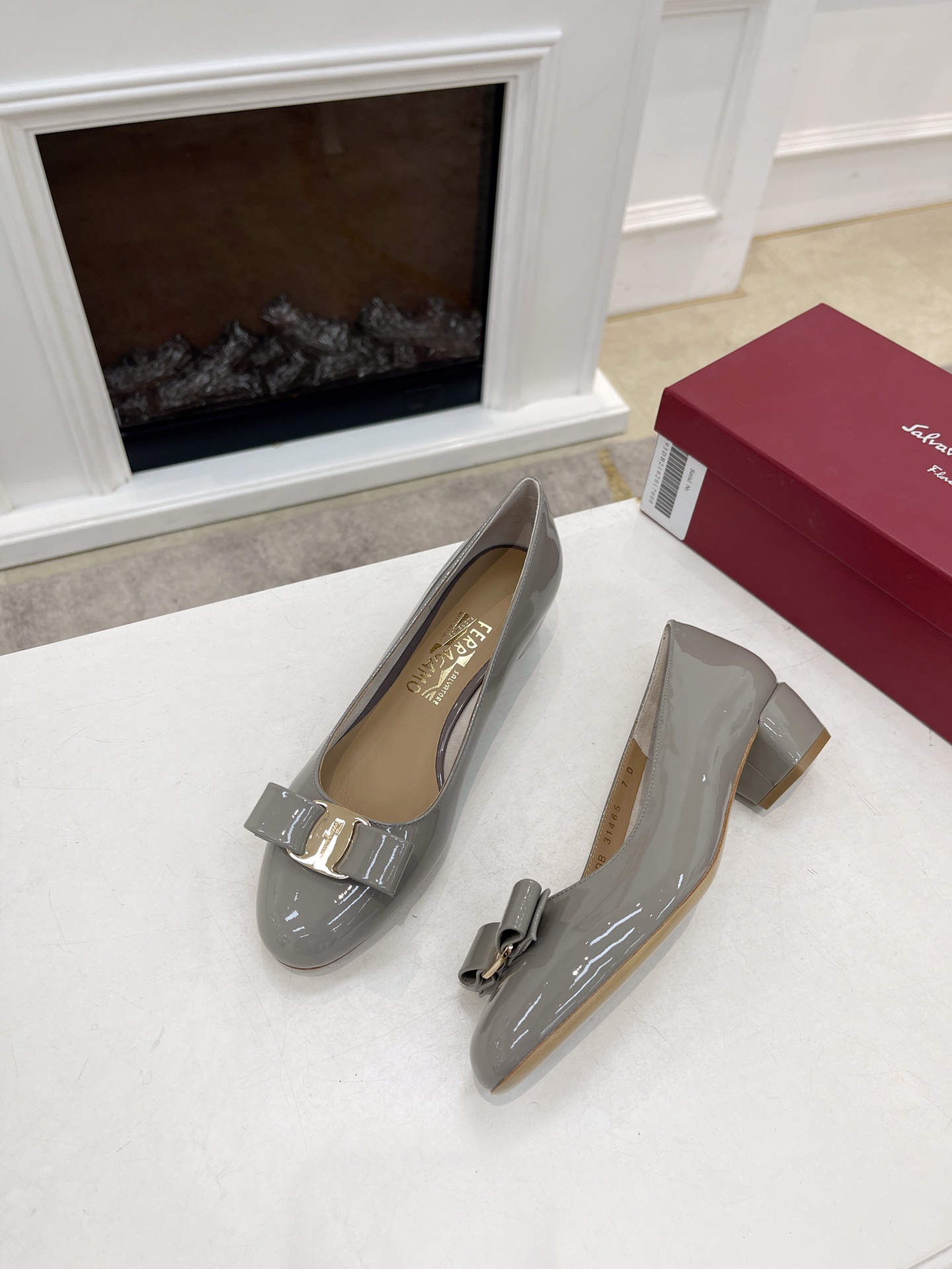 NO:264961,(Only the genuine leather bottom half lippi flower counter is synchronized) Top version official ~ The latest SF Fila is born with superiority, simple design, combining elegance and comfort. Whether it is often matched or entering and leaving various grand venues, you can reflect your noble and elegant temperament. The style is very pedicure and it is more beautiful on the feet!  Classic perfect 18K hardware small bow, stable heel shape, imported from Italy (Niuqi leather material series) and imported mixed breeding sheep inner lining, add a touch of unique charm and outstanding fashion. 1 fabric: black, red, apricot, elephant gray (light craft oil edge line) 2 size 5D 6D 7D 8D 9D (4D 10D 11D customized 3-5 3-heel type 4.cm 4-head type Round toe mid-heel shoes, single shoes19860909（只有真皮底半里皮花专柜同步） 顶级版官方~最新SF菲拉与生俱来的优越感,简单的设计,集优雅与舒适度为一体,无论是时常搭配还是出入各种盛大场所,都可以体现出你的高贵典雅气质,版型非常修脚,上脚更美！精典完美18K五金小蝴蝶结 鞋跟造型稳固,意大利进口（牛柒皮材质系列）和配进口的混种羊内里,为增添一丝别样魅力,时髦出众. 1面料: 黑色 红色 杏色 大象灰（轻工艺油边系线条） 2码数5D 6D 7D 8D 9D（4D 10D 11D订做3-5 3跟型4.cm 4头型 圆头中跟鞋,单鞋,Women's Shoes