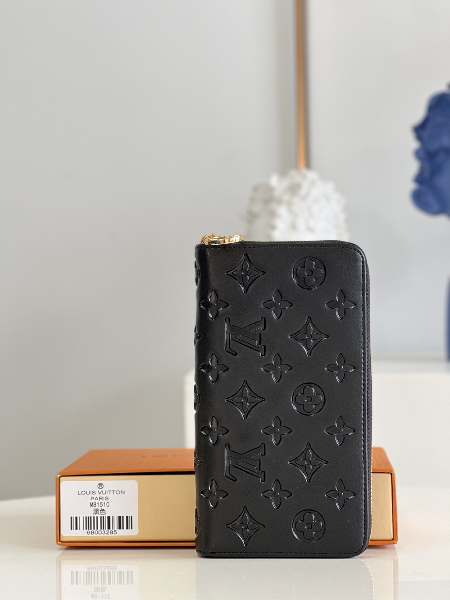 NO:399112,【Exclusive real photo M81510 black】Sewed with padded Monogram embossed lambskin, which complements the Coussin leather boutique series. The beautiful design is lined with a gold zipper lined with LV Circle logo pull ring. The inner layer of the all-in-one wallet has a number of practical features, including three large compartments, a change cube and 12 business card interlayers. 19.5 x 10.5 x 2.5 cm U.350, LV [original leather], louis vuitton, wallets, sheepskin19860909【独家实拍M81510黑】以衬垫Monogram压花图案小羊皮缝制,与Coussin皮革精品系列相得益彰.优美设计配衬缀有LV Circle标志拉环的金色拉链,多合一钱包的内层设有多项实用特色,包括三个大型隔层、一个零钱格及12个名片夹层. 19.5 x 10.5 x 2.5 厘米 U.350,LV【原厂皮】,louis vuitton,wallets,sheepskin,Bag