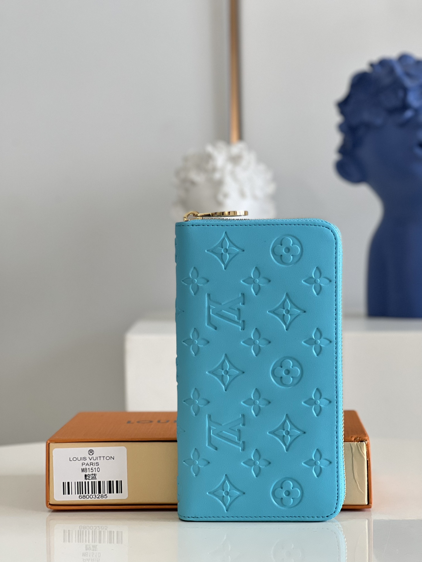 NO:399116,【Exclusive real photo M81510 blue】Sewed with padded Monogram embossed lambskin, which complements the Coussin leather boutique series. The beautiful design is lined with a gold zipper lined with LV Circle logo pull ring. The inner layer of the all-in-one wallet has a number of practical features, including three large compartments, a change cube and 12 business card interlayers. 19.5 x 10.5 x 2.5 cm U.350, LV [original leather], louis vuitton, wallets, sheepskin19860909【独家实拍M81510蓝】以衬垫Monogram压花图案小羊皮缝制,与Coussin皮革精品系列相得益彰.优美设计配衬缀有LV Circle标志拉环的金色拉链,多合一钱包的内层设有多项实用特色,包括三个大型隔层、一个零钱格及12个名片夹层. 19.5 x 10.5 x 2.5 厘米 U.350,LV【原厂皮】,louis vuitton,wallets,sheepskin,Bag