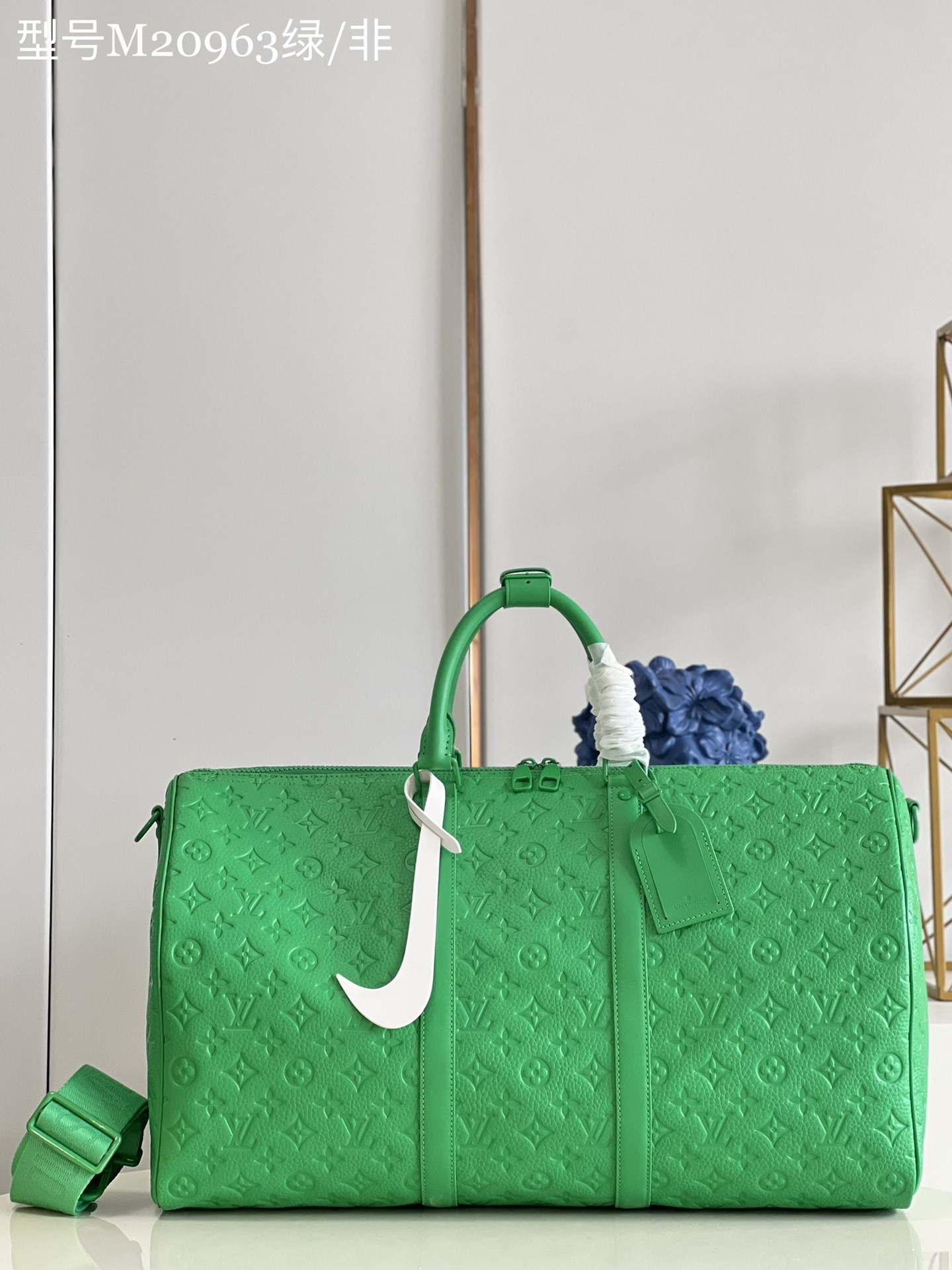 NO:399120,【Exclusive real photo M20963 green】Summer Keepall travel bag selects the iconic colors written by Virgil Abloh, paying high respect to the designer. Taurillon leather imprinted traditional Monogram pattern, dual handles and adjustable shoulder straps make the storage space comfortable to accompany. Detailed features 50 x 29 x 23 cm (length x height x width) Z.1050 [Warm reminder this model is too big and does not fit in the packaging!  】,LV【Original Skin】,louis vuitton19860909【独家实拍M20963绿】 夏季款 Keepall 旅行袋选取 Virgil Abloh 笔下的标志性色彩,向设计大师致以崇高敬意.Taurillon 皮革压印传统 Monogram 图案,双手柄和可调节肩带令充裕收纳空间舒适随行.详细特征50 x 29 x 23 厘米 (长度 x 高 x 宽) Z.1050【温馨提示此款太大,不配包装！】,LV【原厂皮】,louis vuitton,Bag